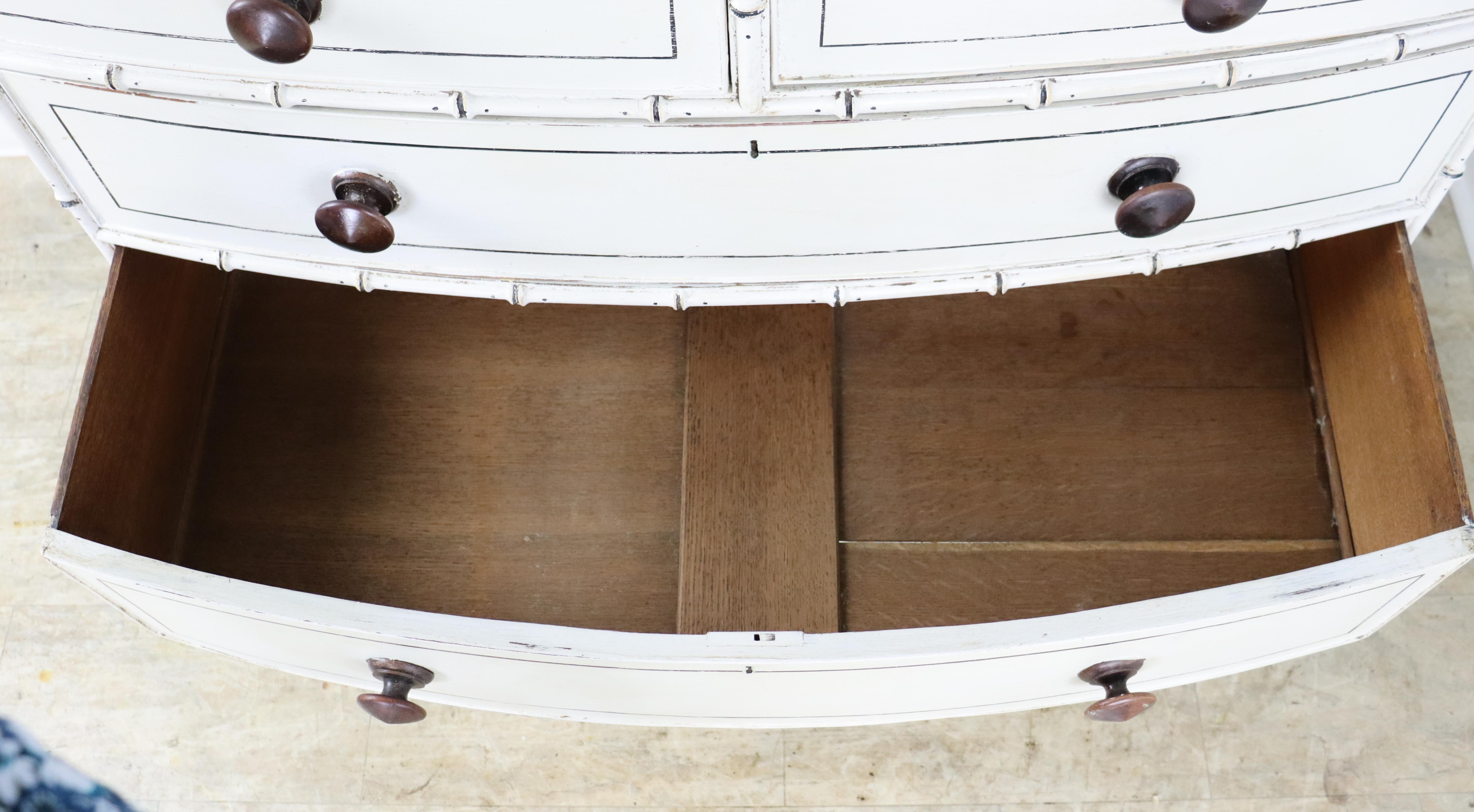 Commode Regency peinte en faux bambou avec façade en arc de cercle en vente 5