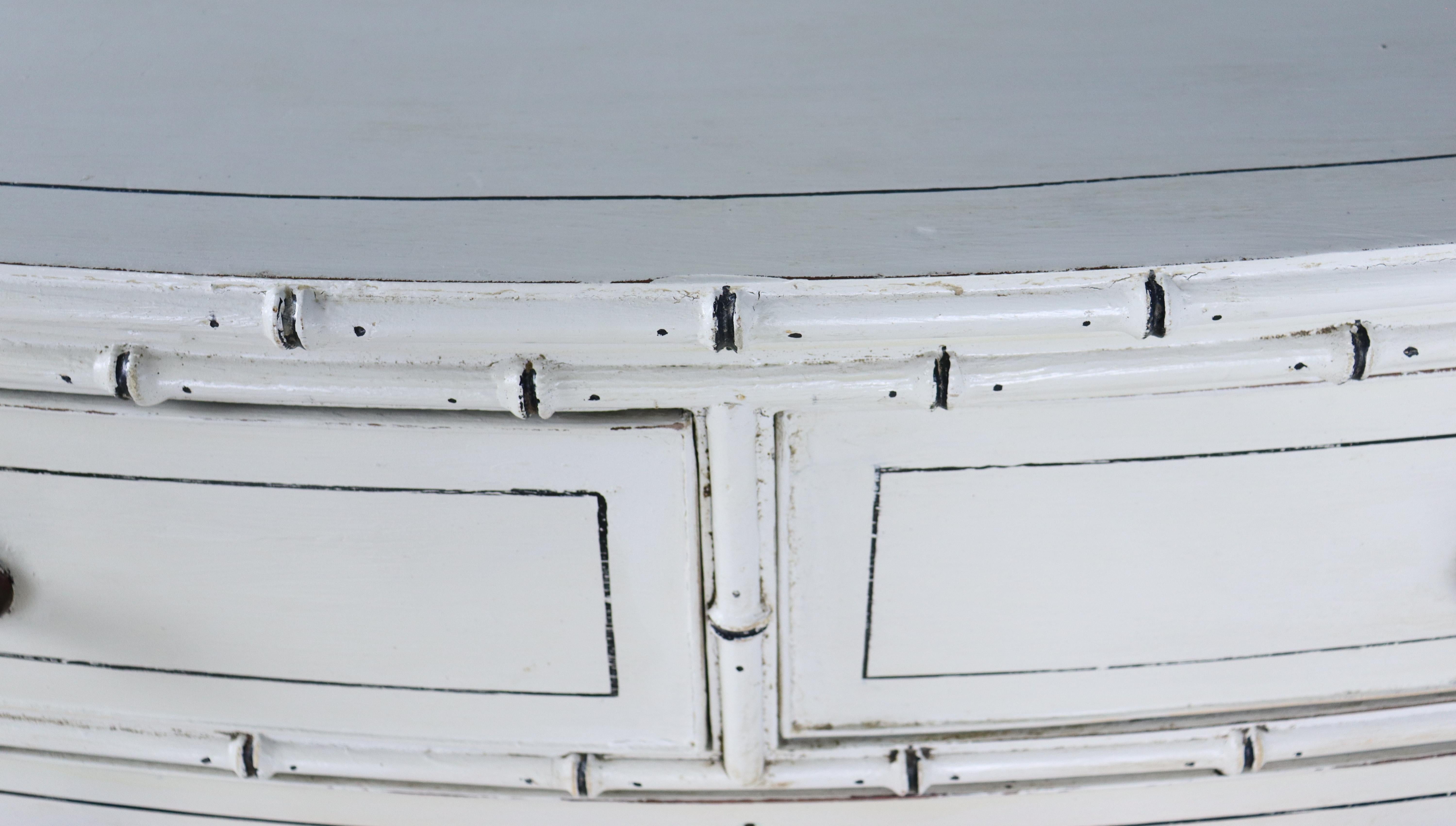 Commode Regency peinte en faux bambou avec façade en arc de cercle en vente 1