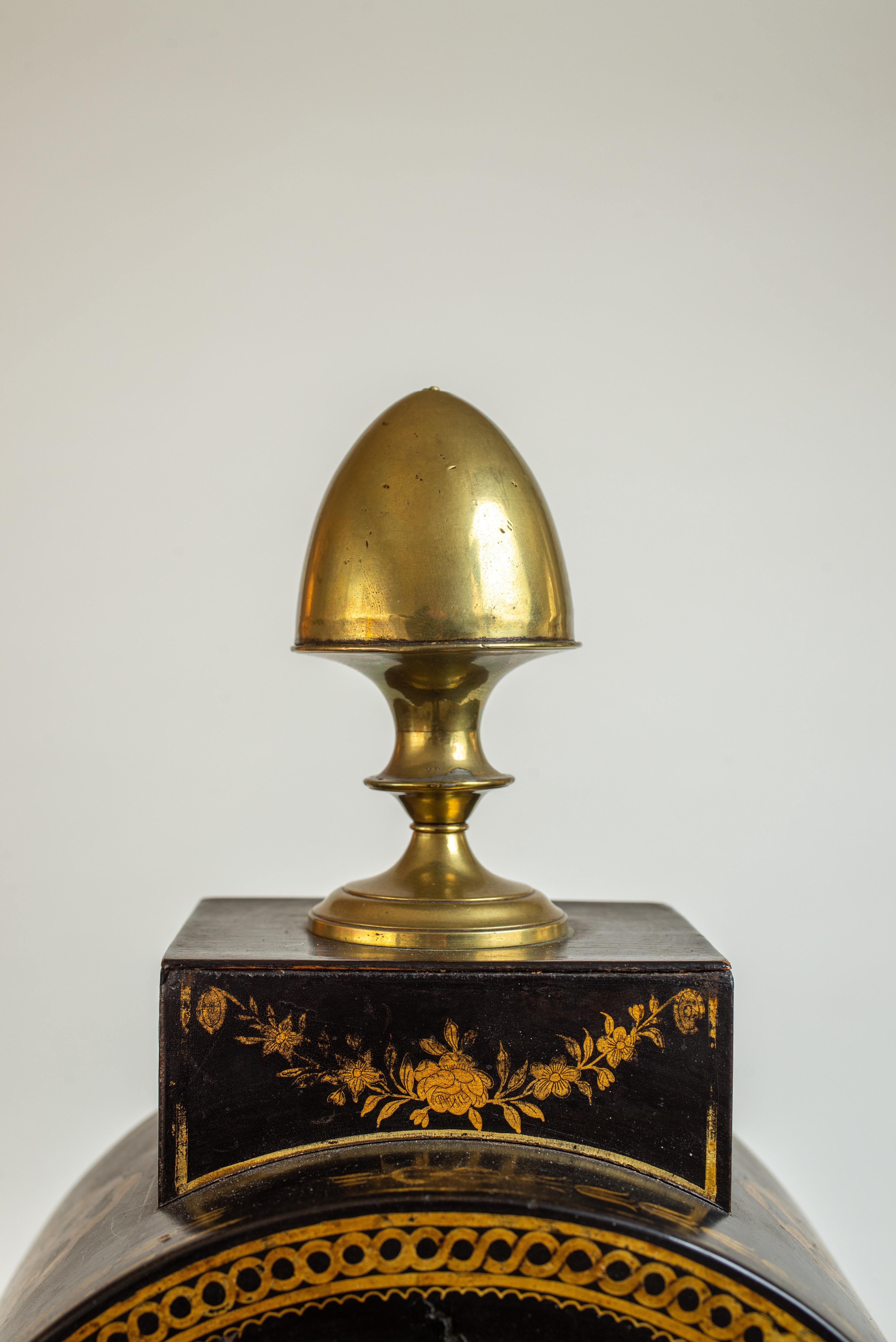 Anglais Pendule de cheminée de style Régence peinte en papier mâché en vente