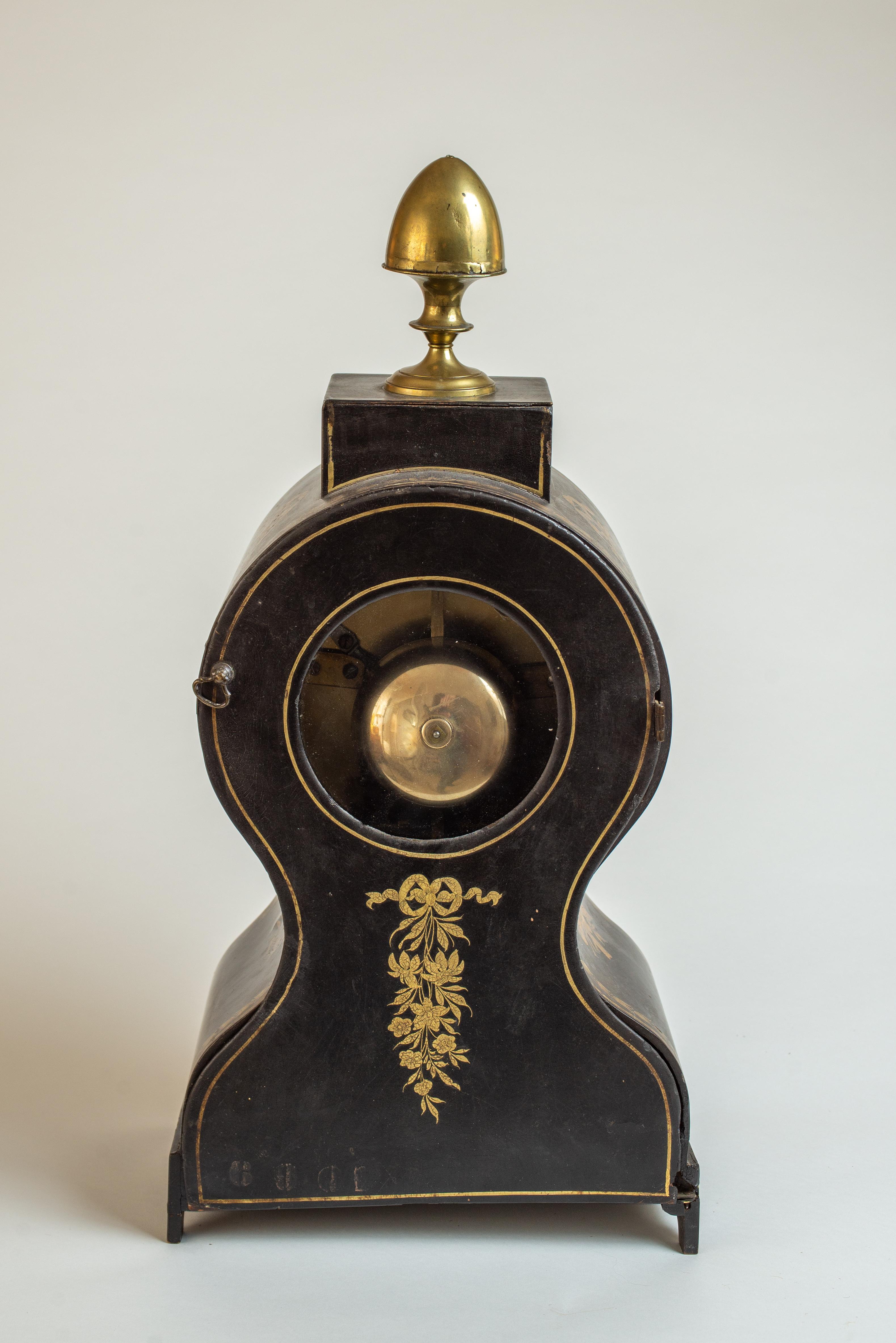 Laiton Pendule de cheminée de style Régence peinte en papier mâché en vente