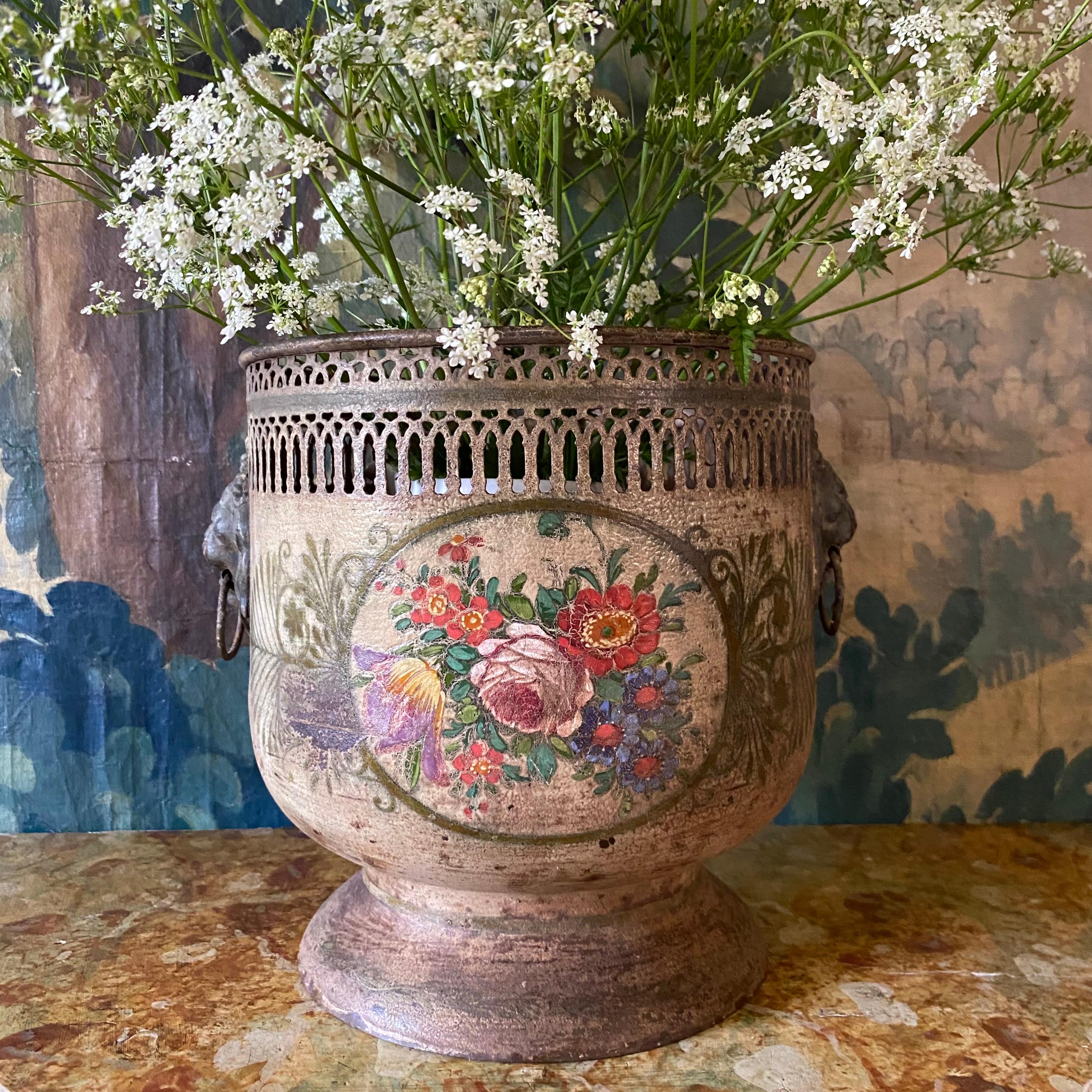 Cache-pot en faïence peint à la main au début du 19e siècle, avec bord supérieur percé, décor floral peint à la main sur les deux côtés et grandes poignées en forme de tête de lion - il s'agit d'une pièce de faïence assez grande, lourde et de bonne