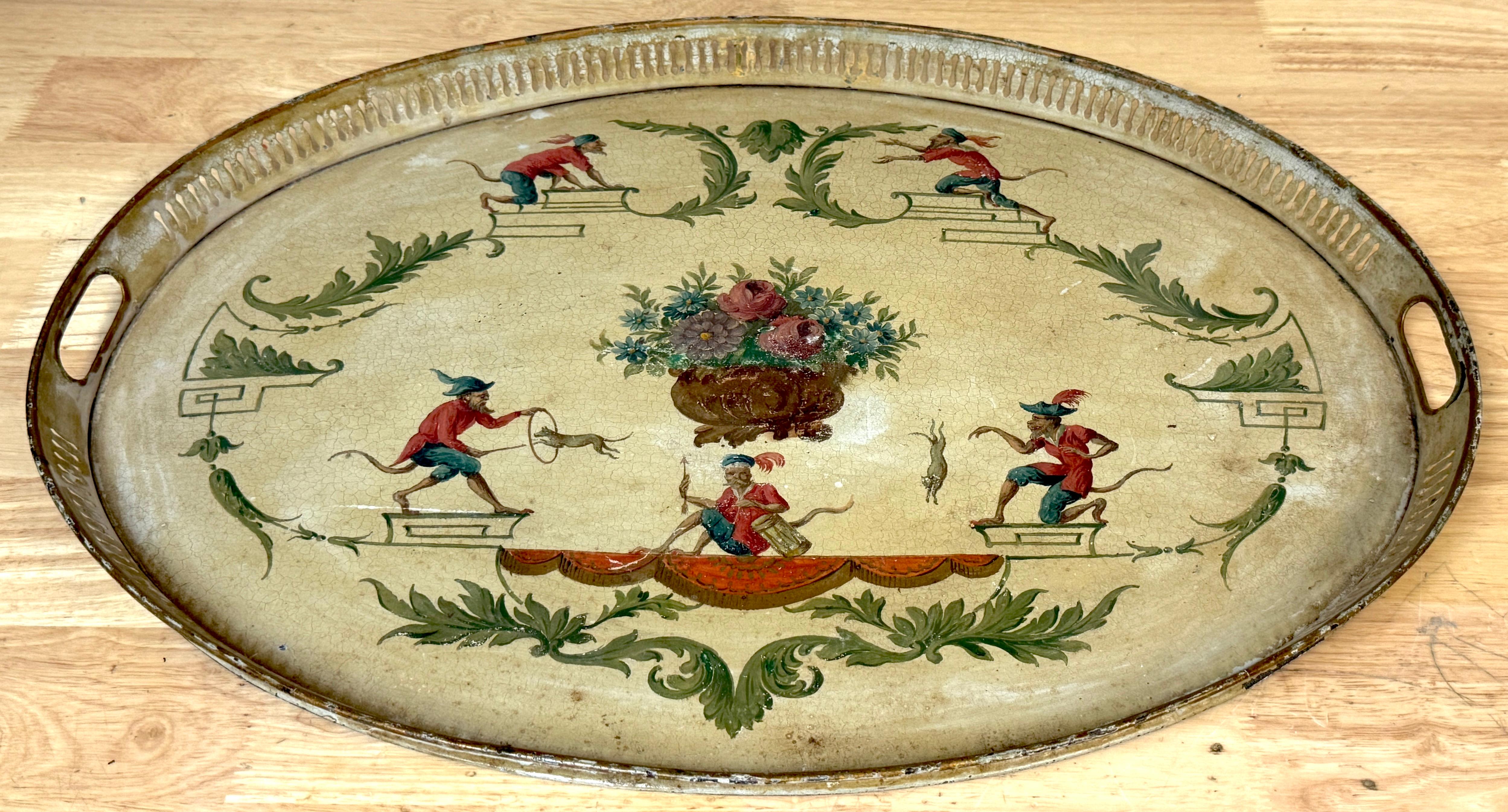 Bandeja de tole pintada de la Regencia con Chinoiserie  Decoración, inglesa o francesa, hacia 1800

Bandeja ovalada de tole, finamente pintada a mano, de la época de la Regencia, decorada según la ingeniosa tradición de la Chinoiserie/Singerie. La