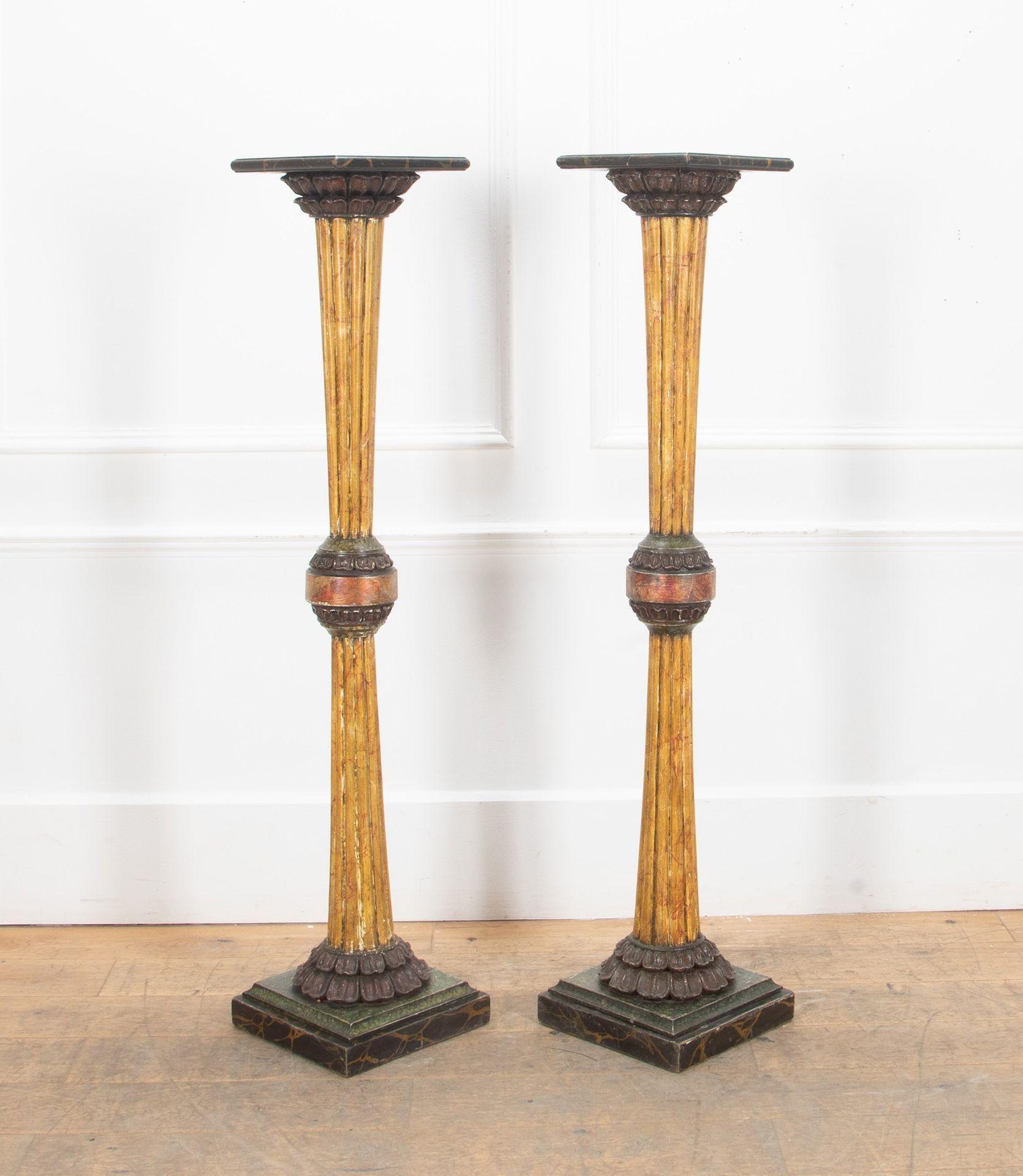 Une belle paire de torchères hautes de style Régence, à la manière du Pavillon de Brighton.

Exécution colorée en marbre simulé. Le plateau carré à bord mouluré simulé en Porto, avec des chapiteaux à acanthe en porphyre rouge, des colonnes cannelées