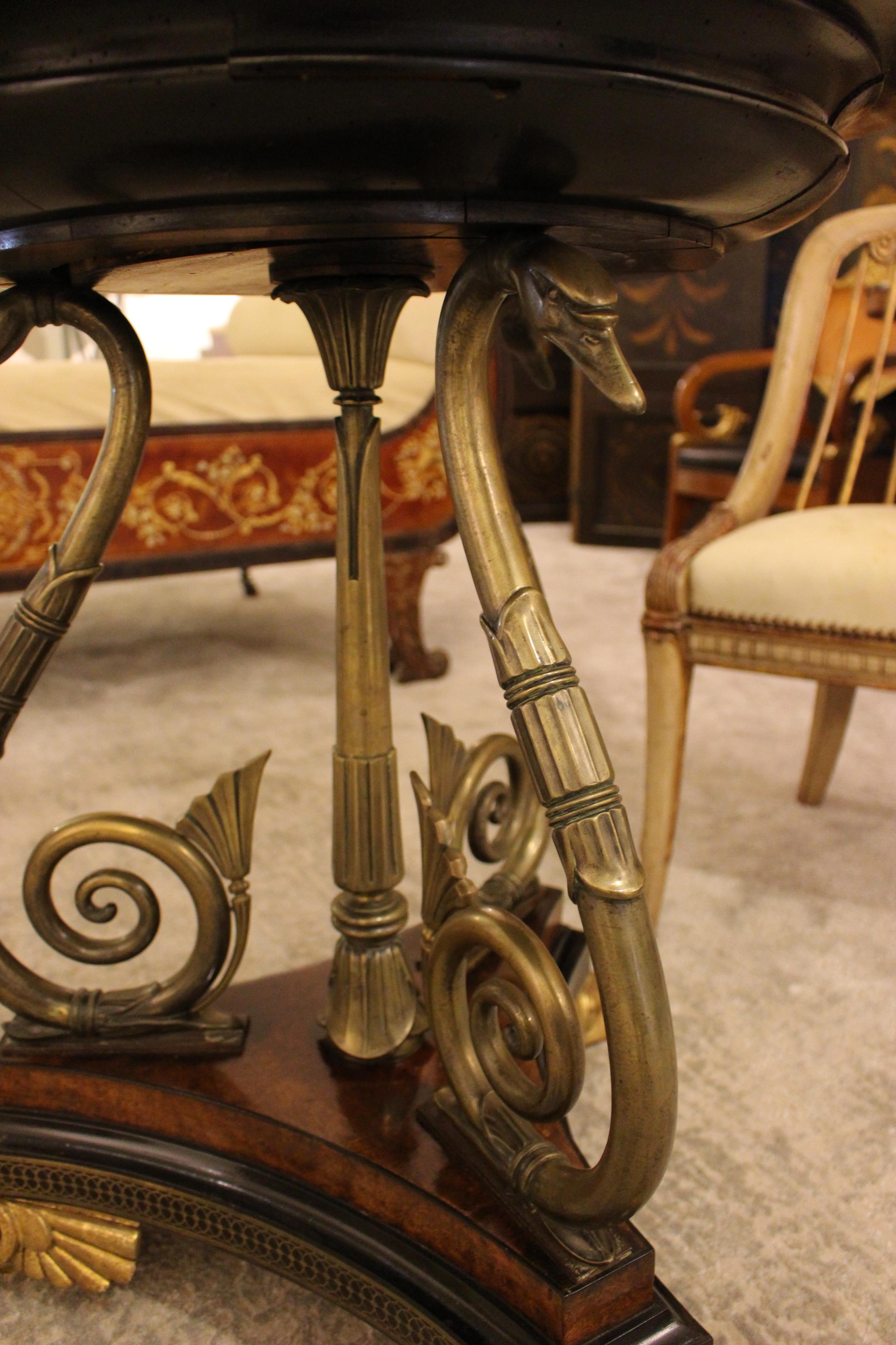 Britannique Table centrale de style Regency en chêne étêté et laiton ébénisé doré à la feuille en vente