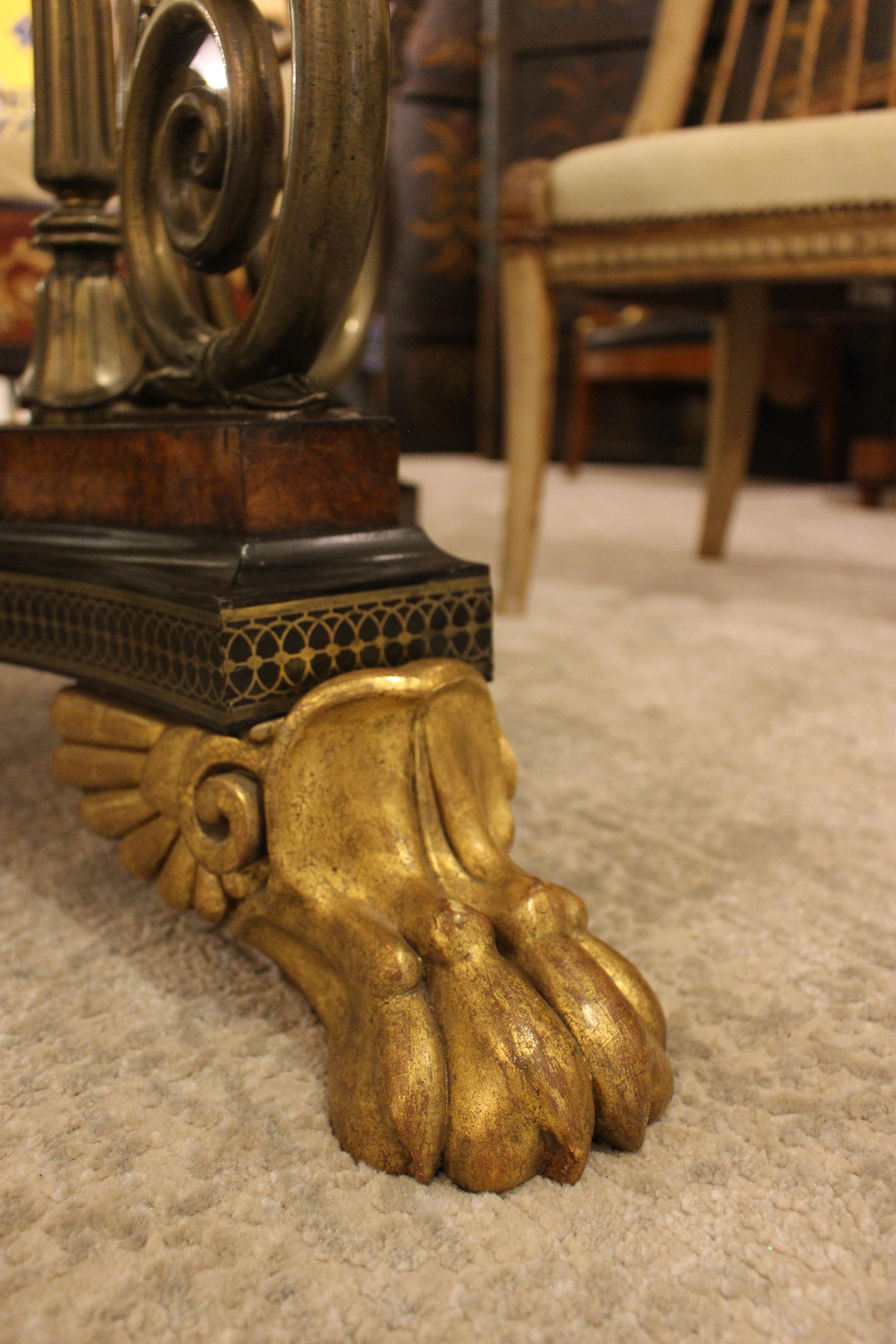 Table centrale de style Regency en chêne étêté et laiton ébénisé doré à la feuille Bon état - En vente à Palm Desert, CA
