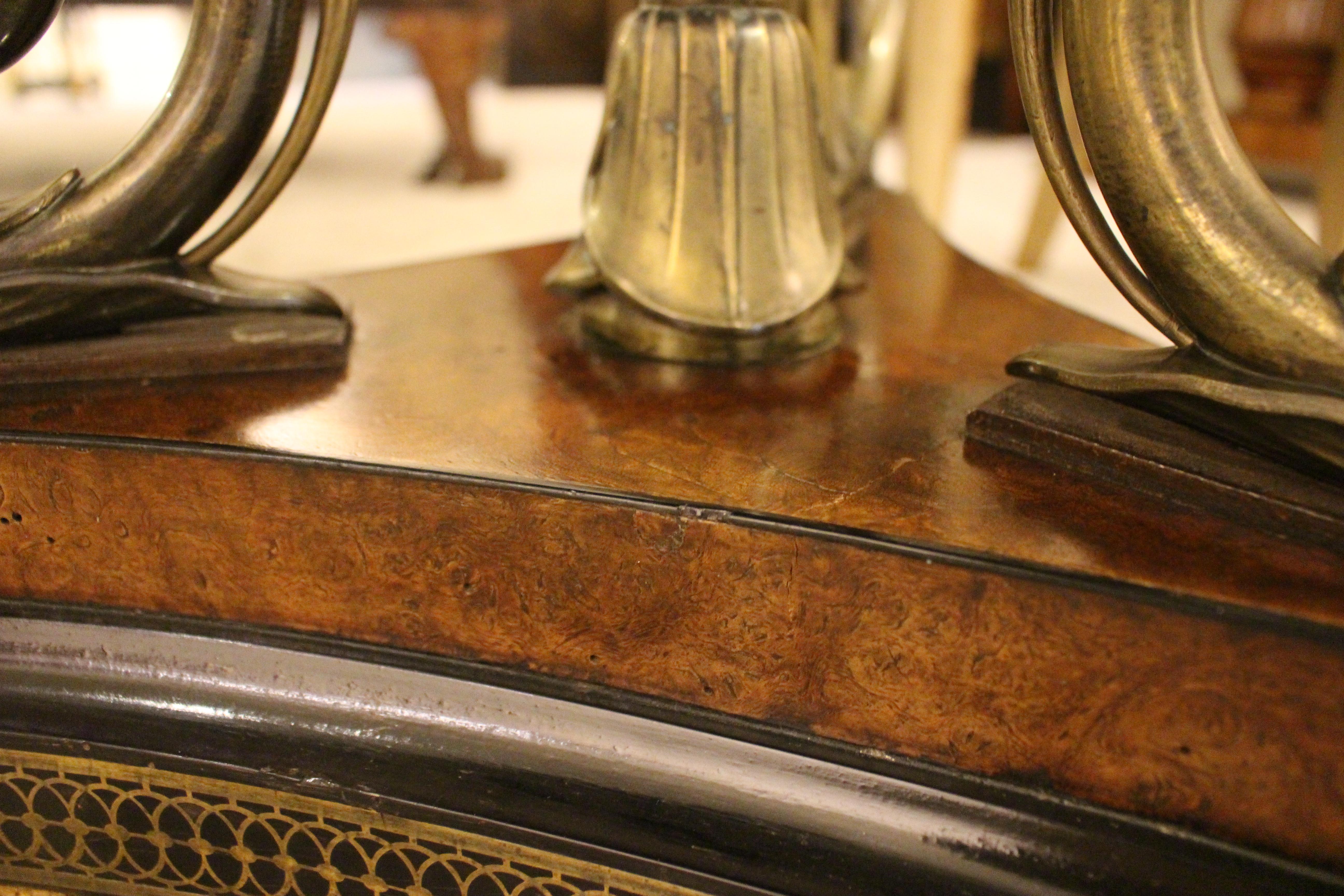 XIXe siècle Table centrale de style Regency en chêne étêté et laiton ébénisé doré à la feuille en vente
