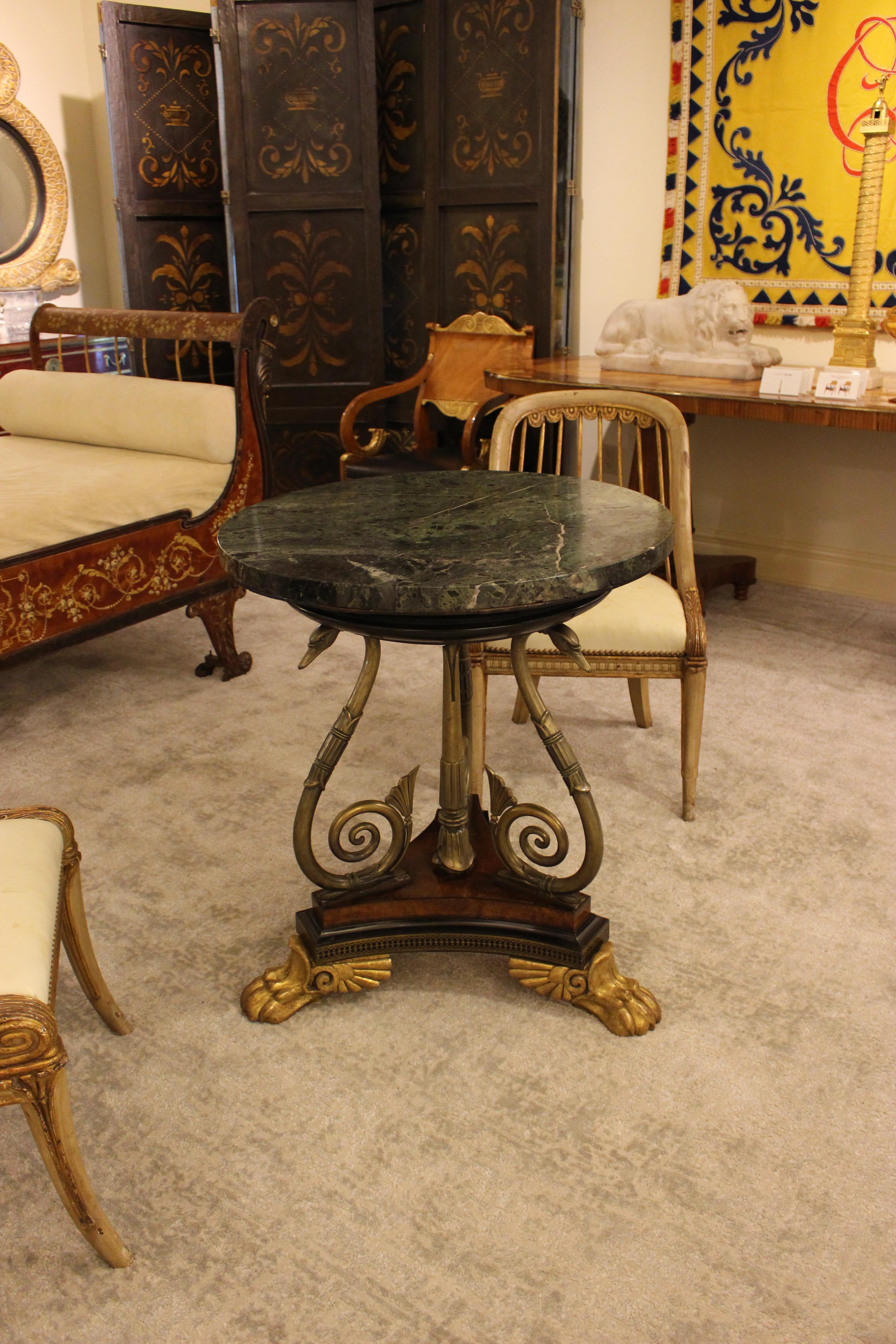 Table centrale de style Regency en chêne étêté et laiton ébénisé doré à la feuille en vente 1