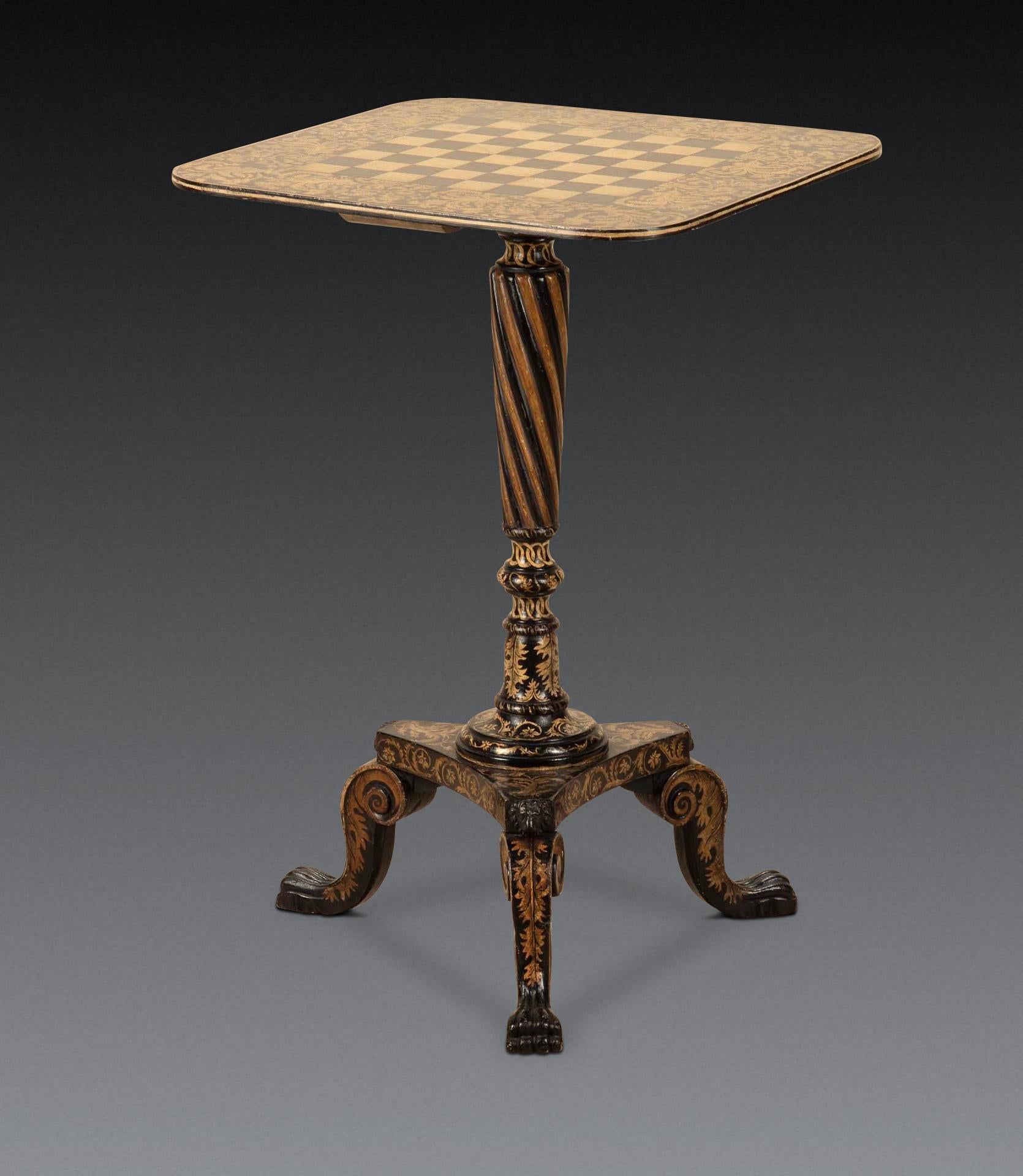 Une élégante table d'appoint/de jeu décorée dans le style Regency, recouverte d'une abondance de décorations originales d'excellente qualité réalisées à la plume. Le plateau carré est orné d'une large bordure feuillagée élaborée et d'un échiquier au