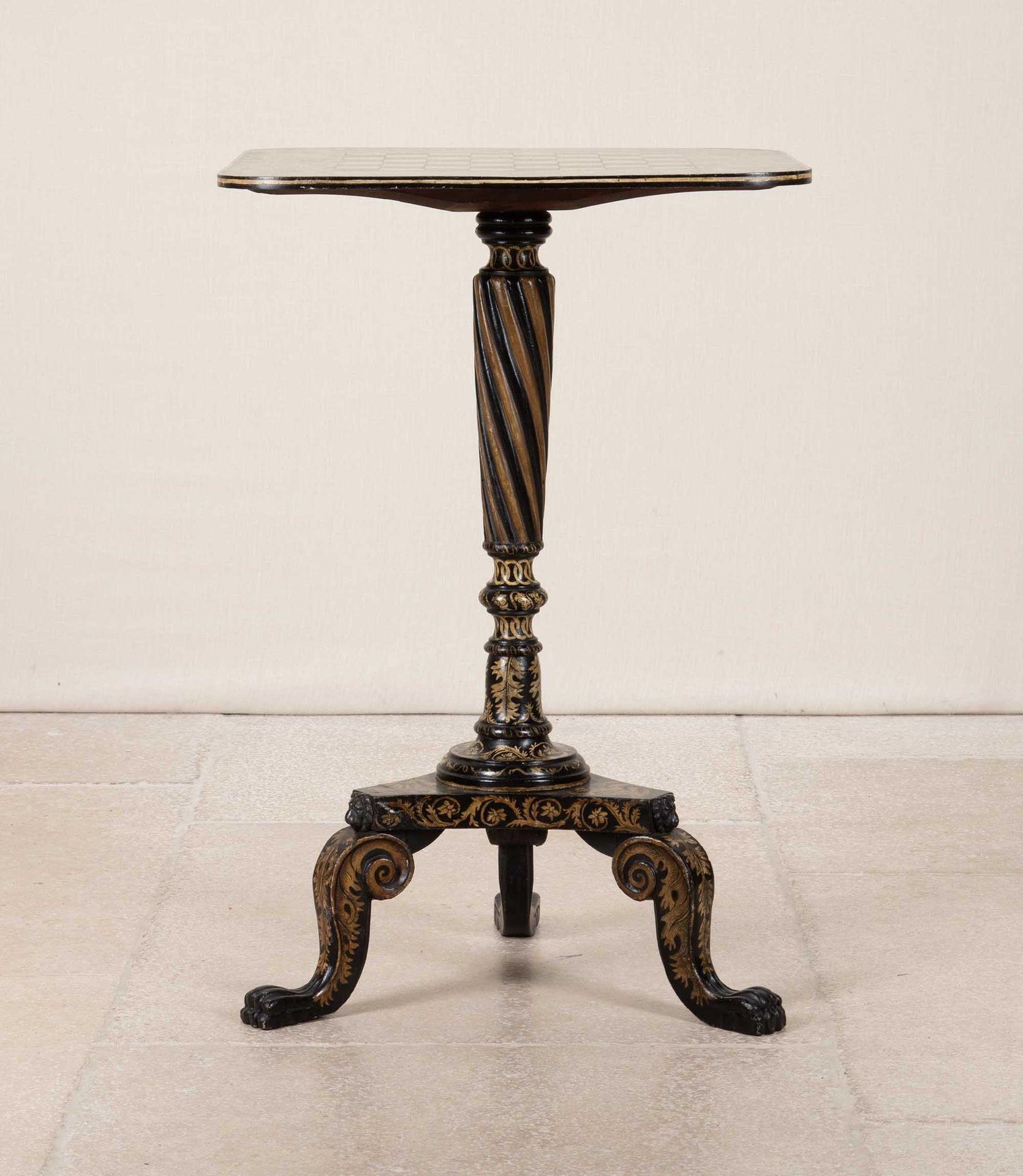 Un elegante tavolo occasionale o da gioco decorato in stile Regency. Ricoperto abbondantemente da decorazioni originali a penna. Il piano quadrato con un'ampia ed elaborata bordura foliata e una scacchiera al centro, è sollevato da una colonna