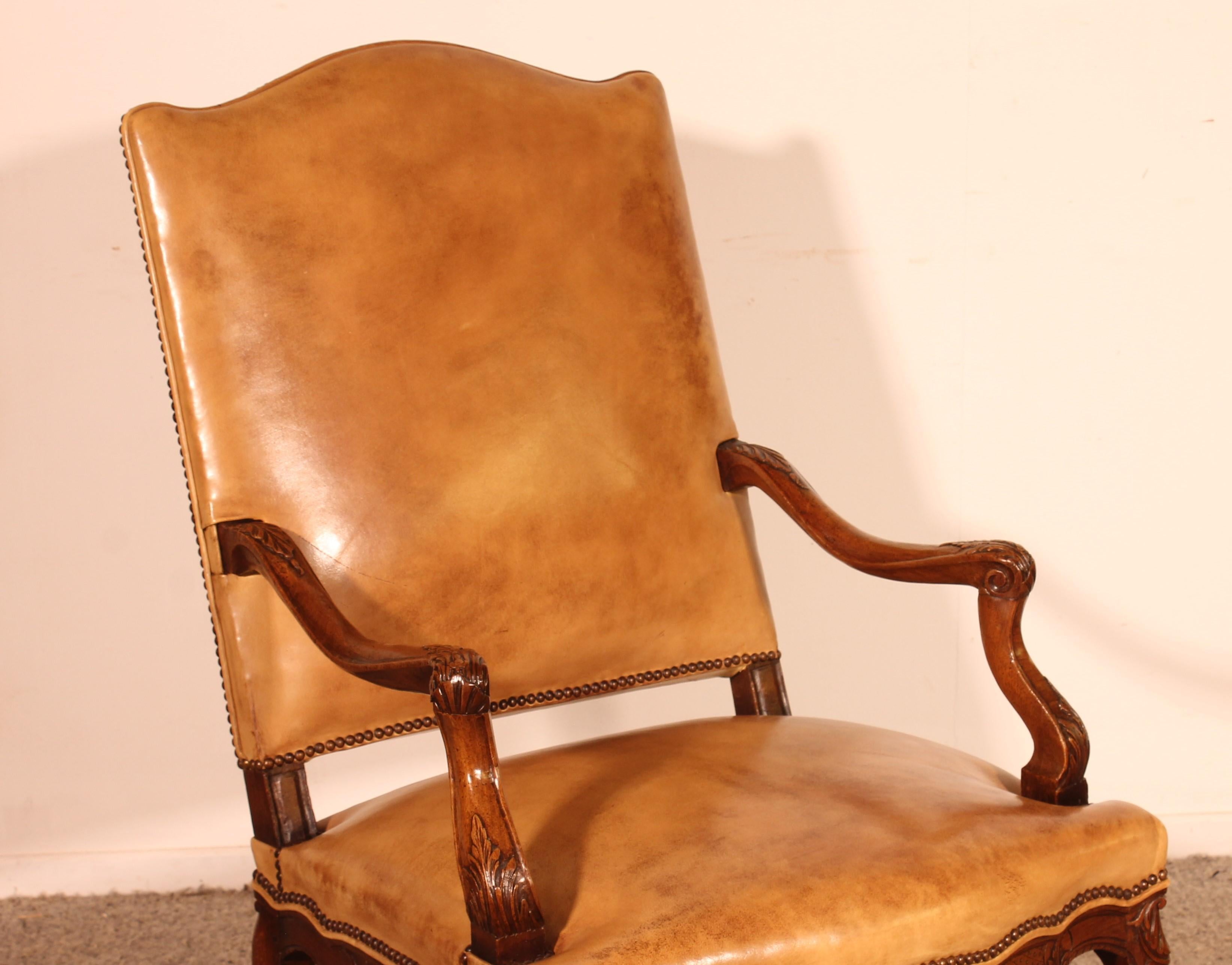 Superba poltrona reggenza in noce del XVIII secolo

Un modello molto bello, con lo schienale leggermente inclinato che lo rende molto confortevole.

braccioli curvi con foglie d'acanto
La poltrona è rivestita in pelle color tabacco, in perfette