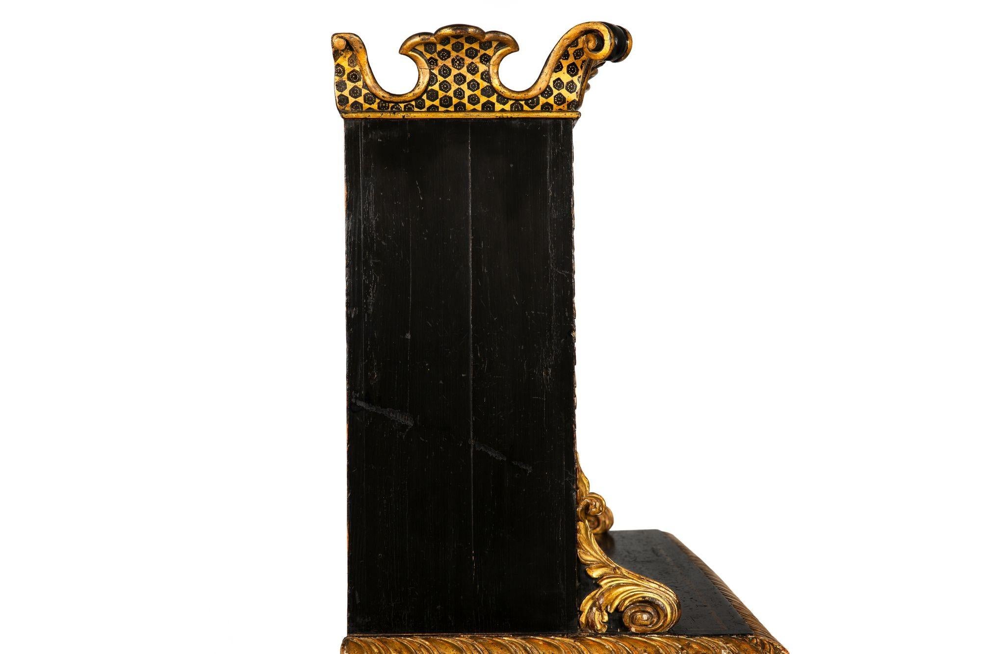 Mueble librería pintado de negro y dorado del periodo de la Regencia, S. XIX en venta 4