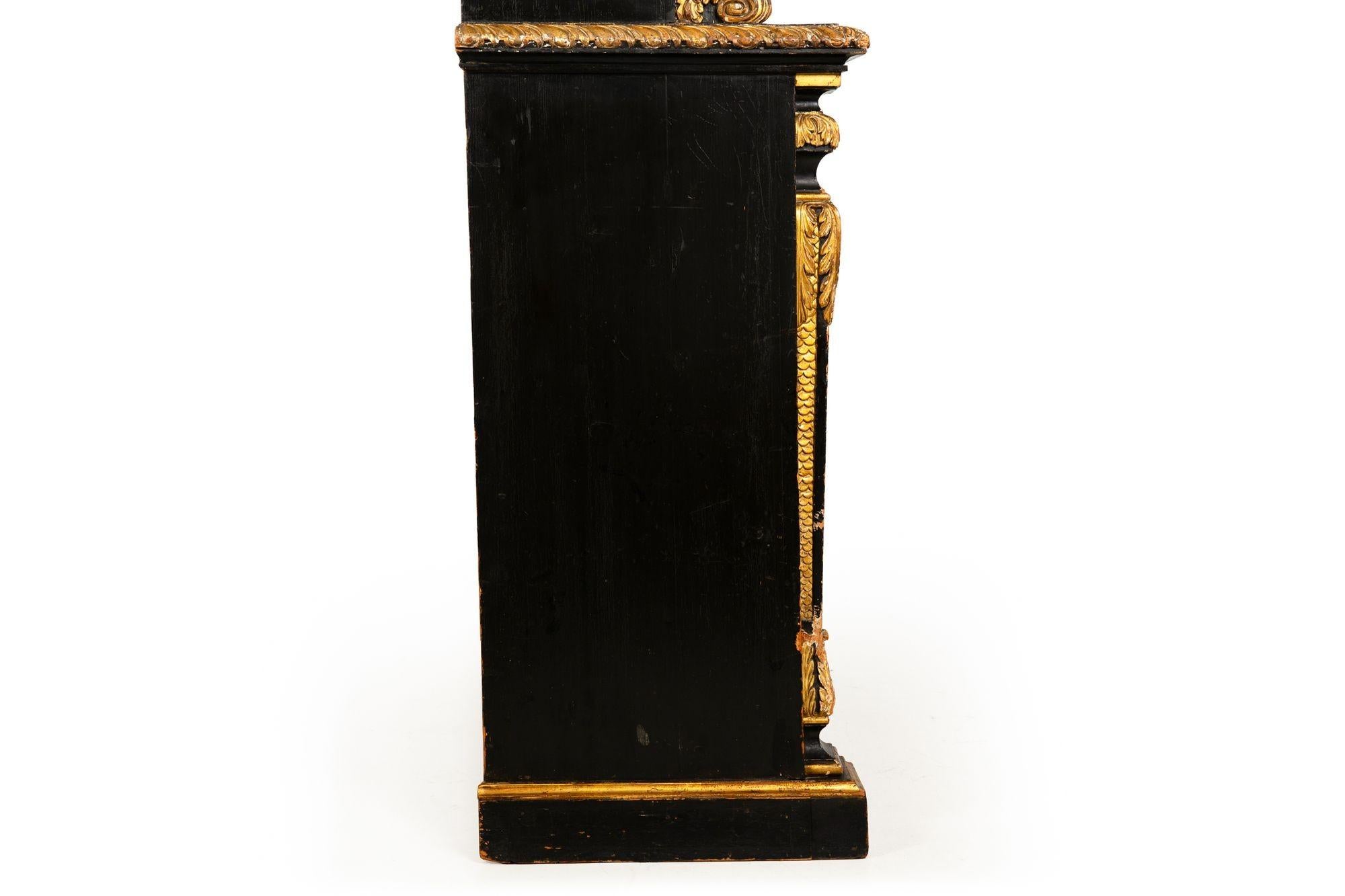 Mueble librería pintado de negro y dorado del periodo de la Regencia, S. XIX en venta 5