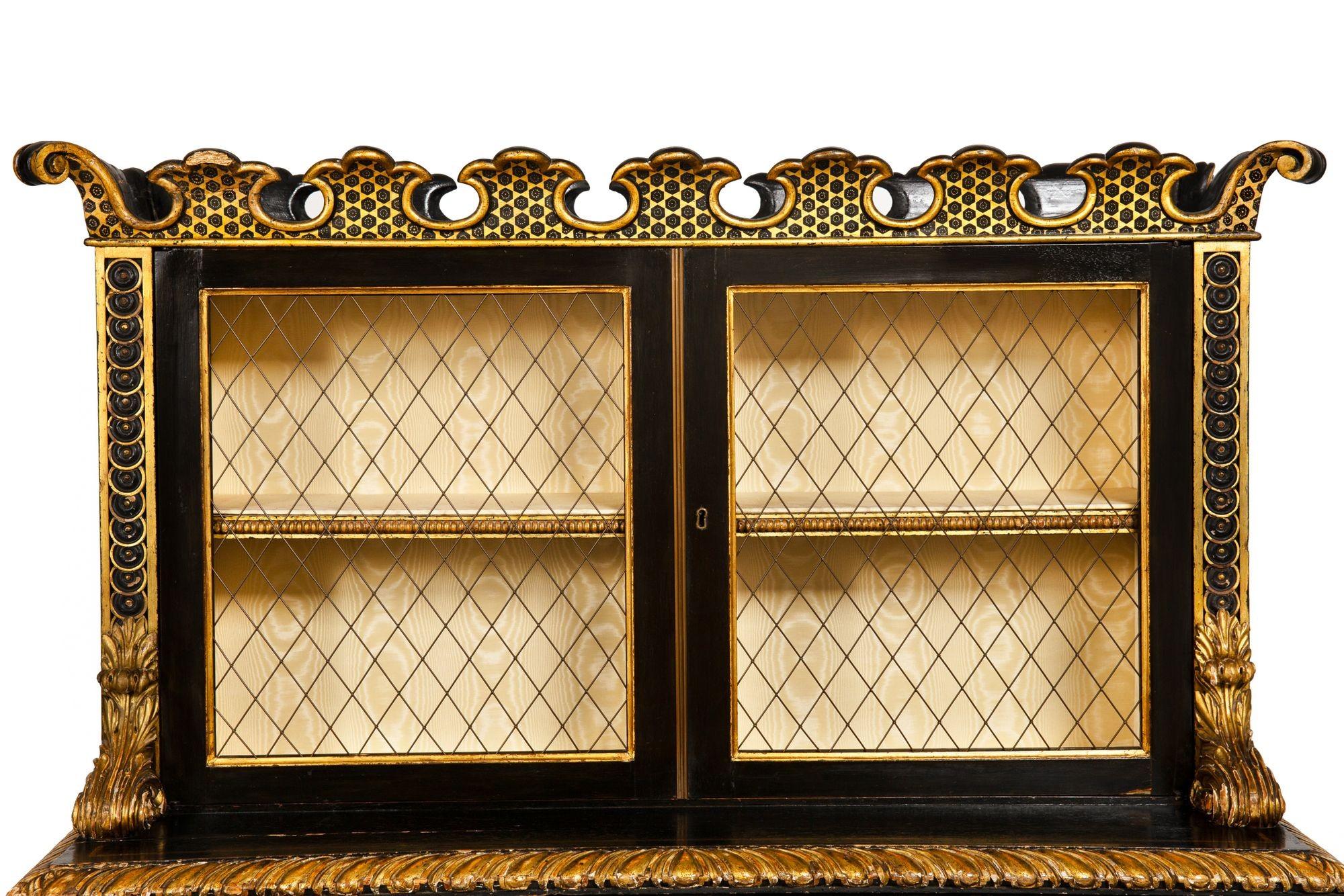 Mueble librería pintado de negro y dorado del periodo de la Regencia, S. XIX en venta 6