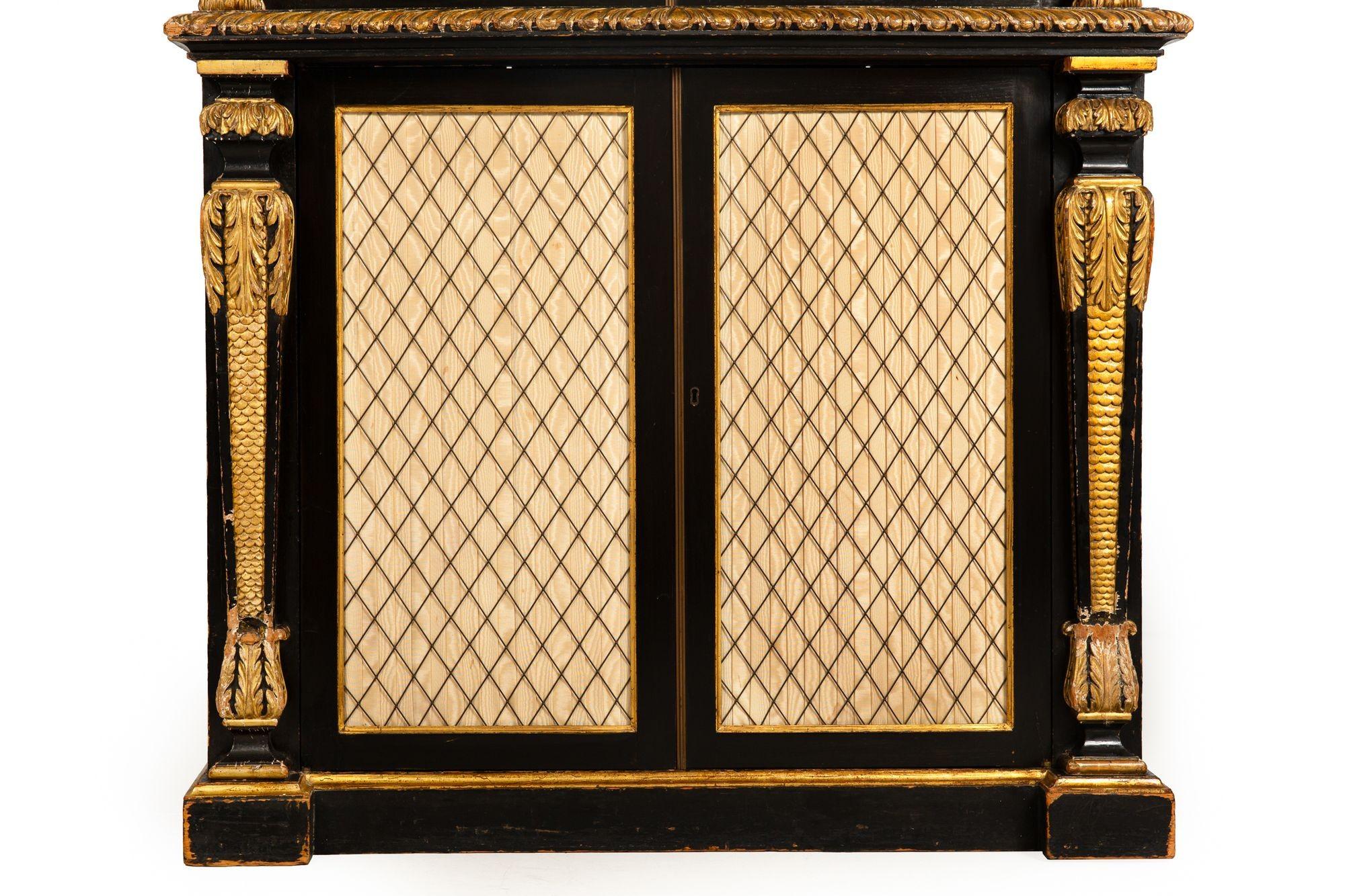Mueble librería pintado de negro y dorado del periodo de la Regencia, S. XIX en venta 7