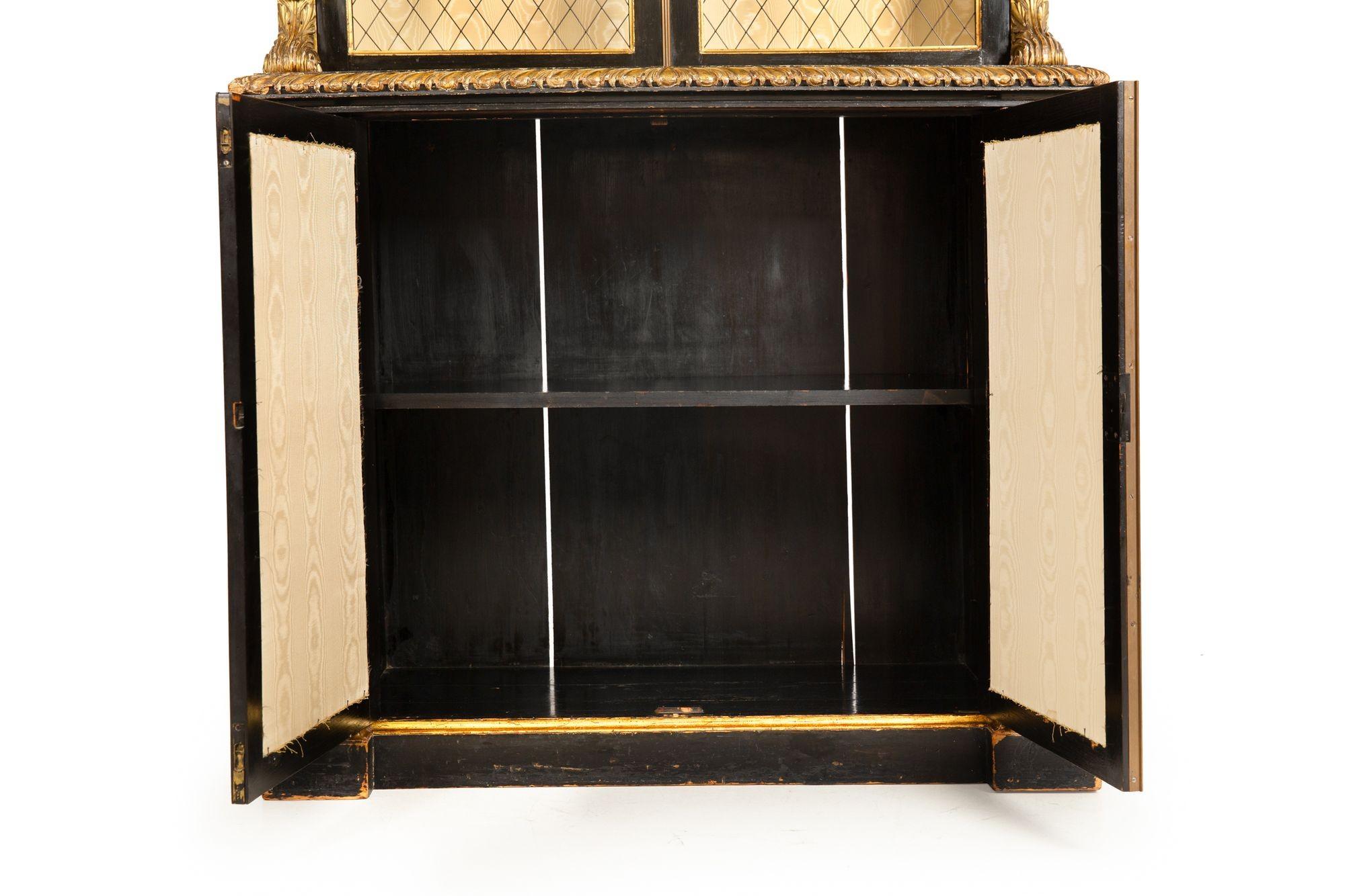 Mueble librería pintado de negro y dorado del periodo de la Regencia, S. XIX en venta 8