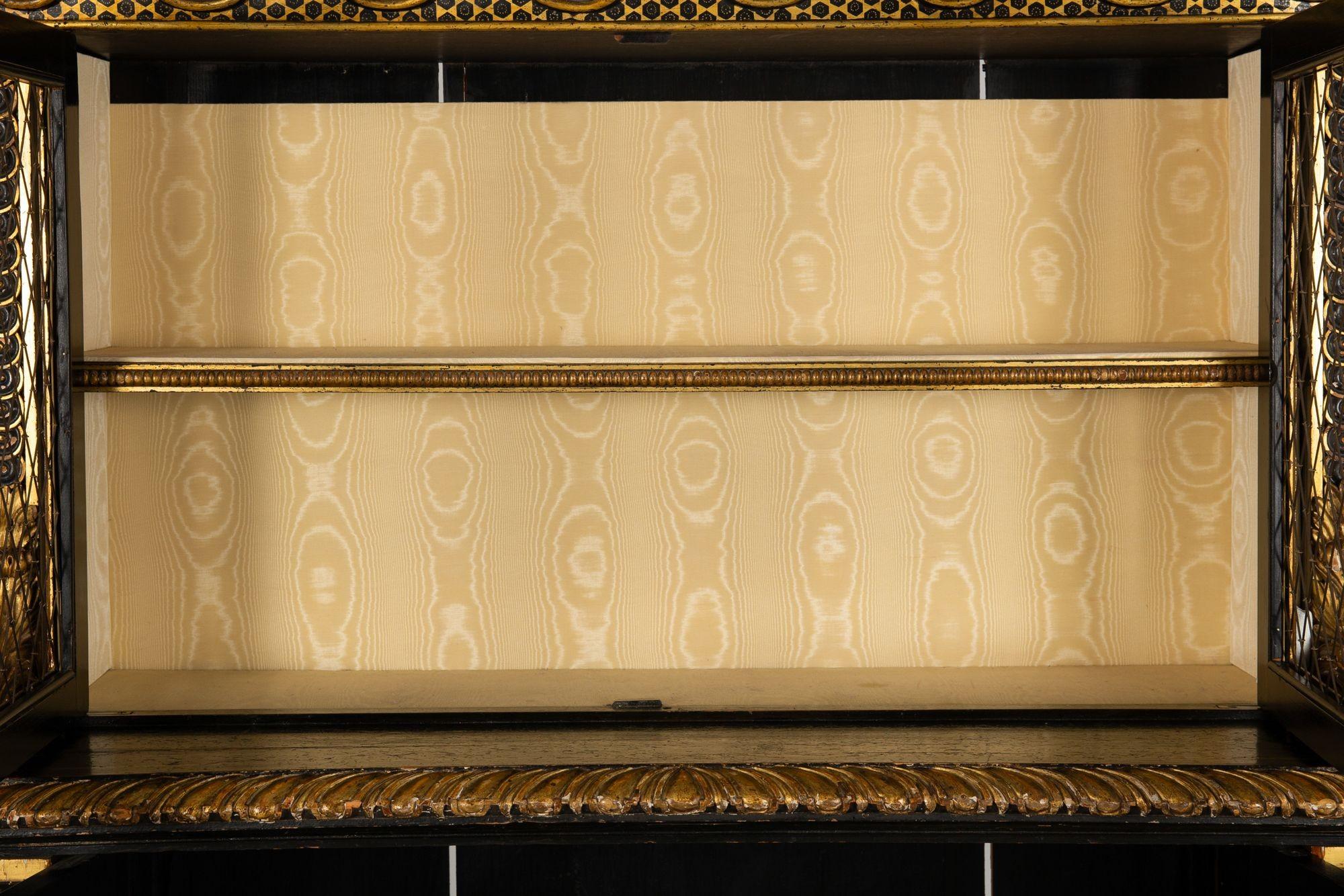 Mueble librería pintado de negro y dorado del periodo de la Regencia, S. XIX en venta 9