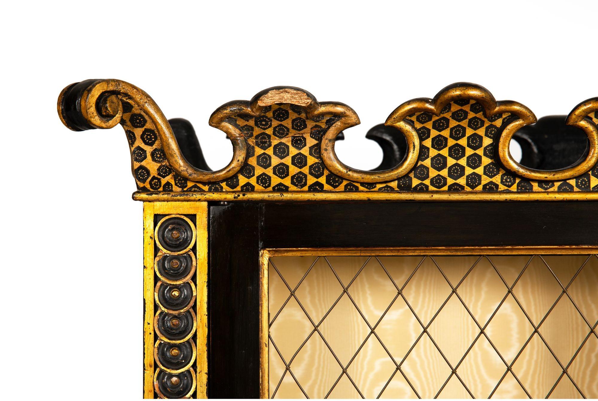 Mueble librería pintado de negro y dorado del periodo de la Regencia, S. XIX en venta 10