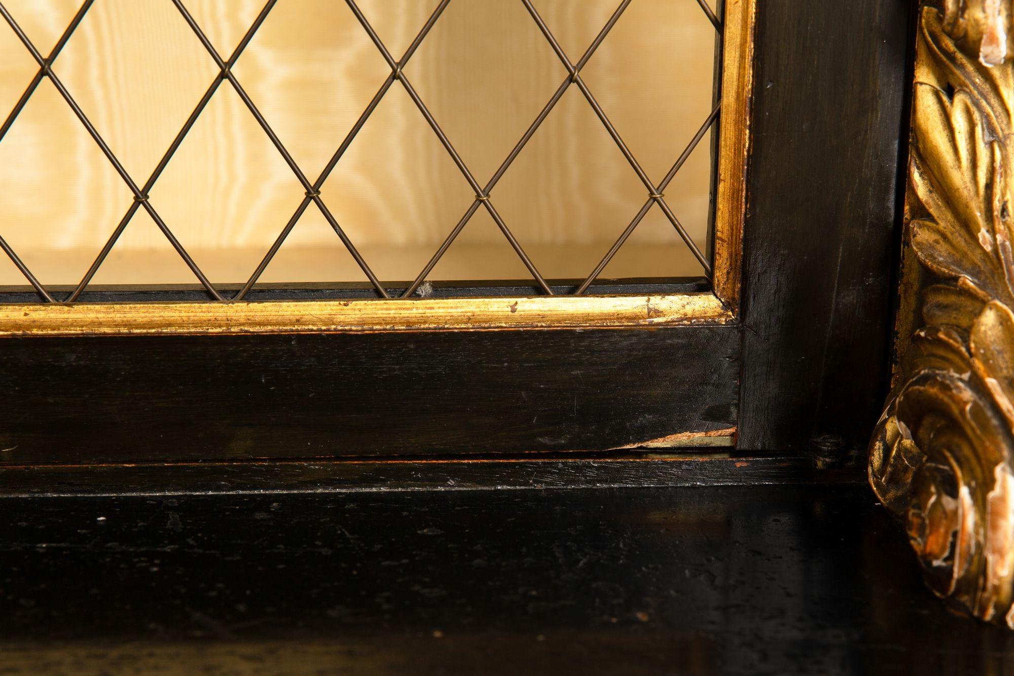 Mueble librería pintado de negro y dorado del periodo de la Regencia, S. XIX en venta 12