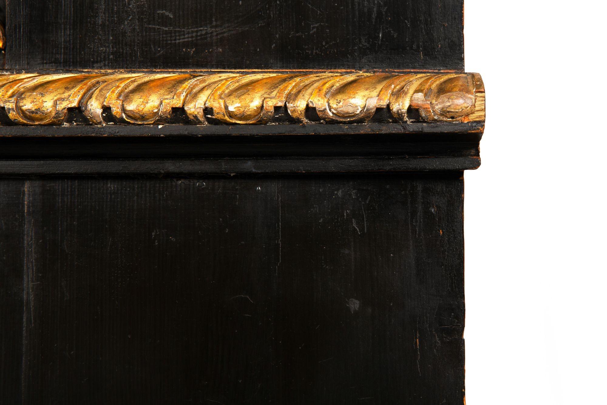 Mueble librería pintado de negro y dorado del periodo de la Regencia, S. XIX en venta 13