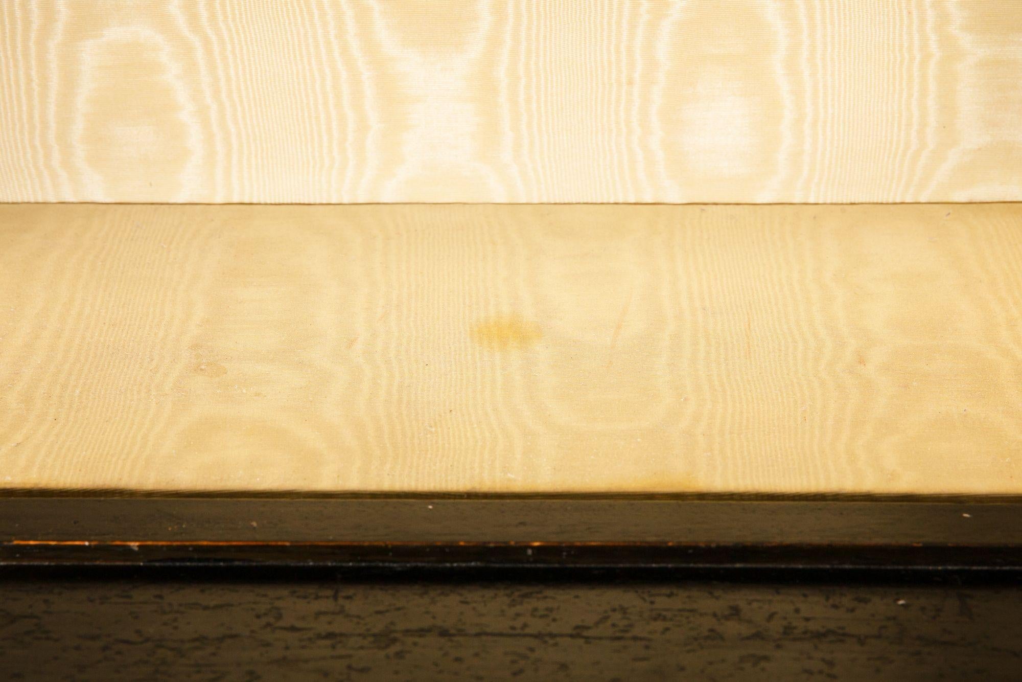 Mueble librería pintado de negro y dorado del periodo de la Regencia, S. XIX en venta 14