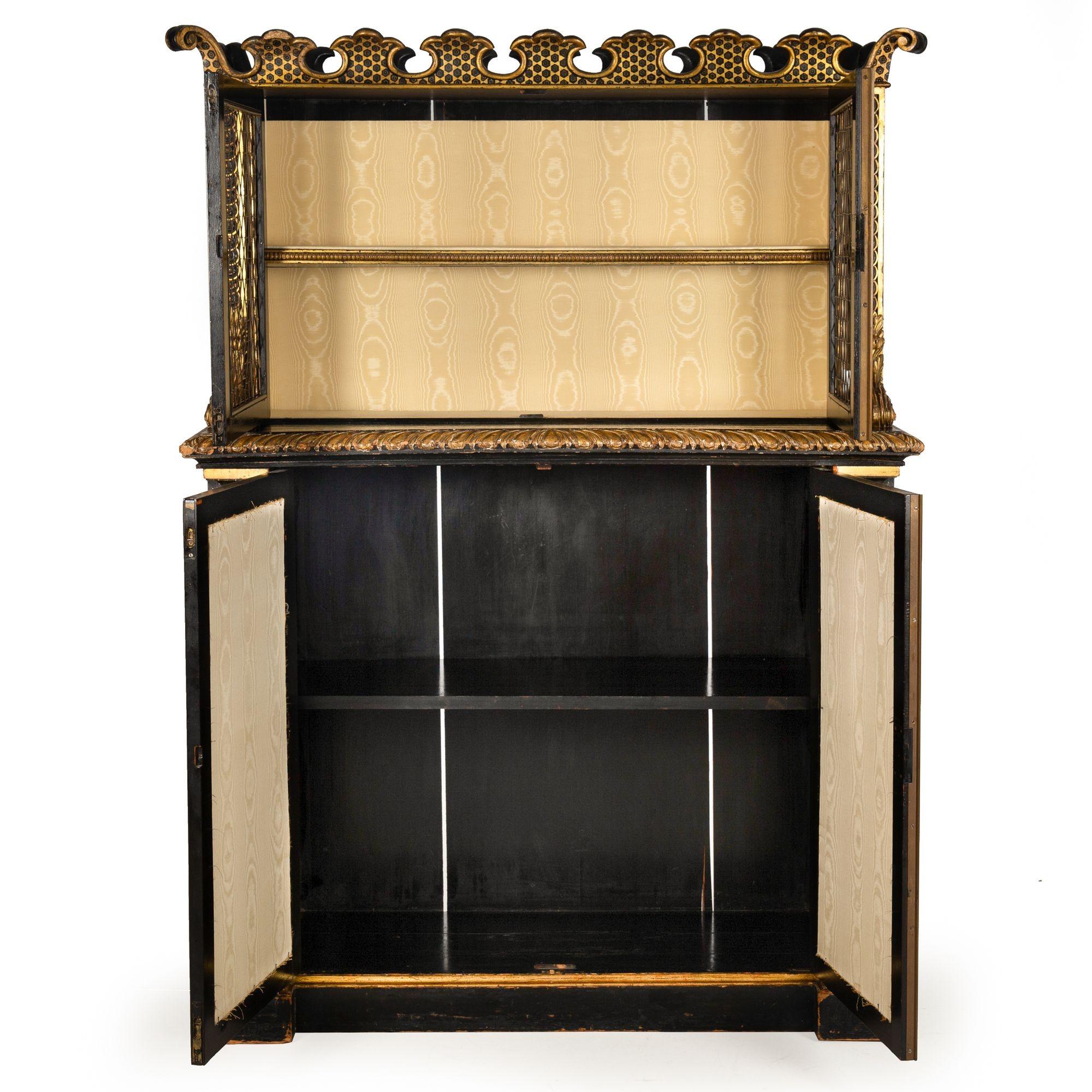 Mueble librería pintado de negro y dorado del periodo de la Regencia, S. XIX en Bueno estado para la venta en Shippensburg, PA