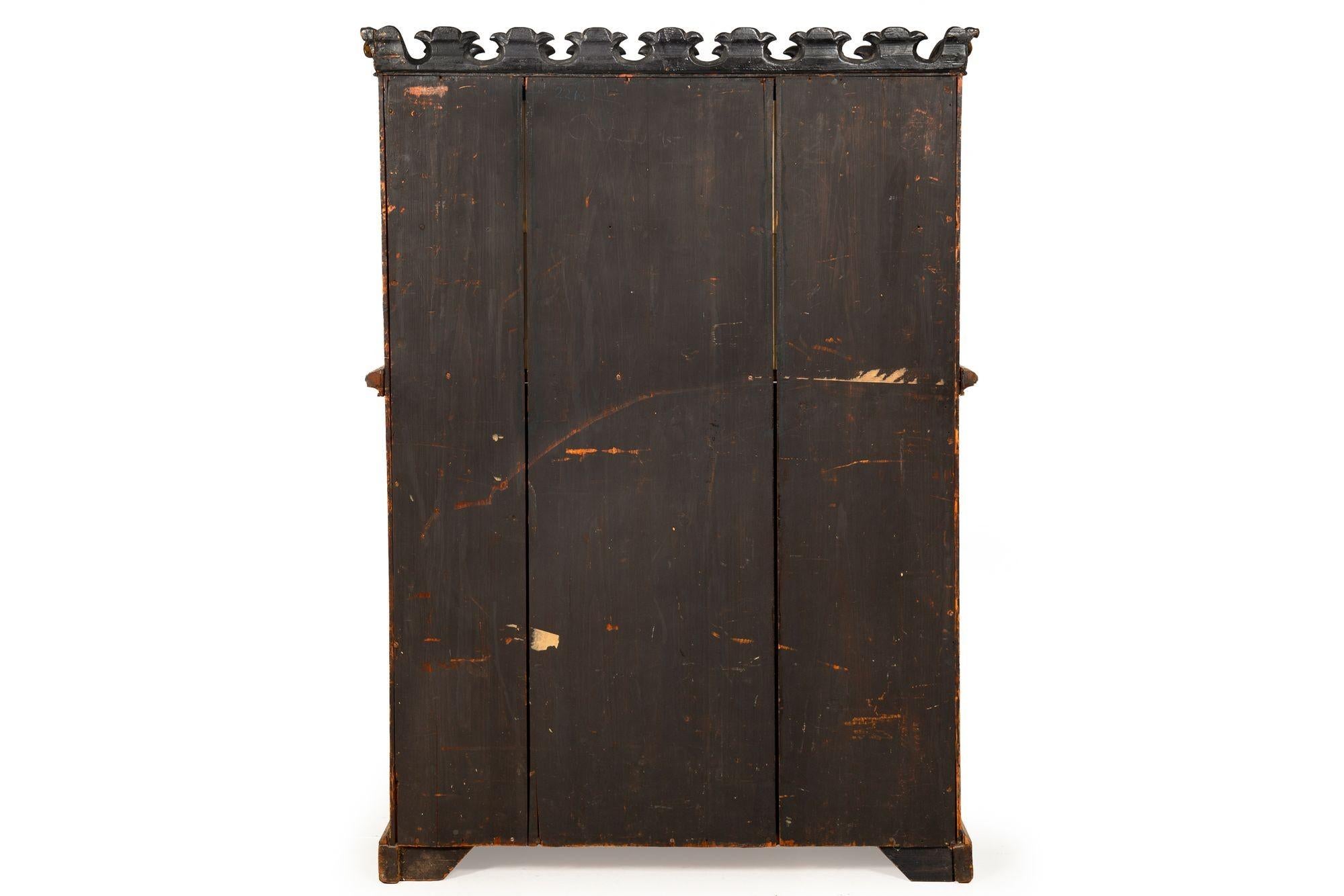 Mueble librería pintado de negro y dorado del periodo de la Regencia, S. XIX Latón en venta