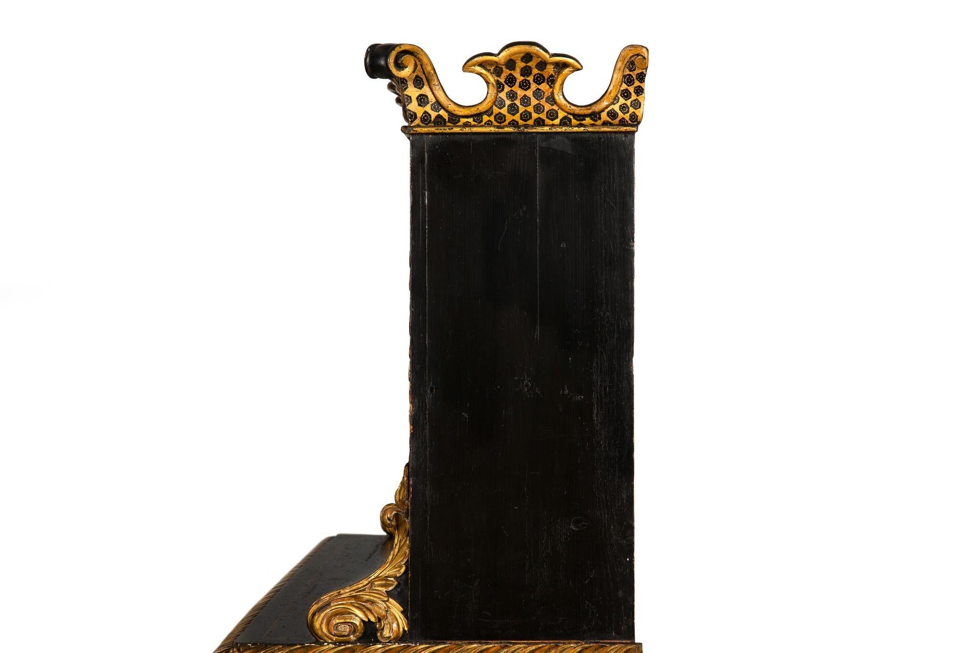 Mueble librería pintado de negro y dorado del periodo de la Regencia, S. XIX en venta 2