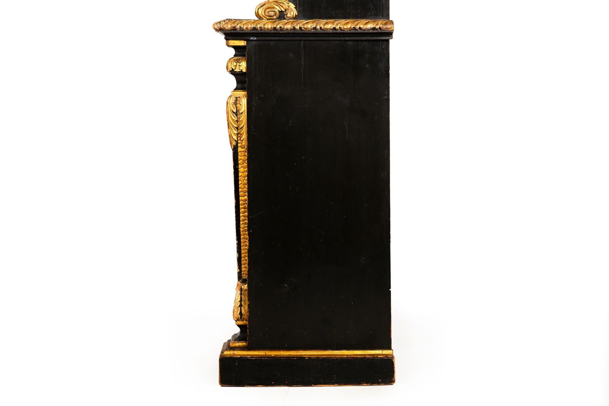 Mueble librería pintado de negro y dorado del periodo de la Regencia, S. XIX en venta 3