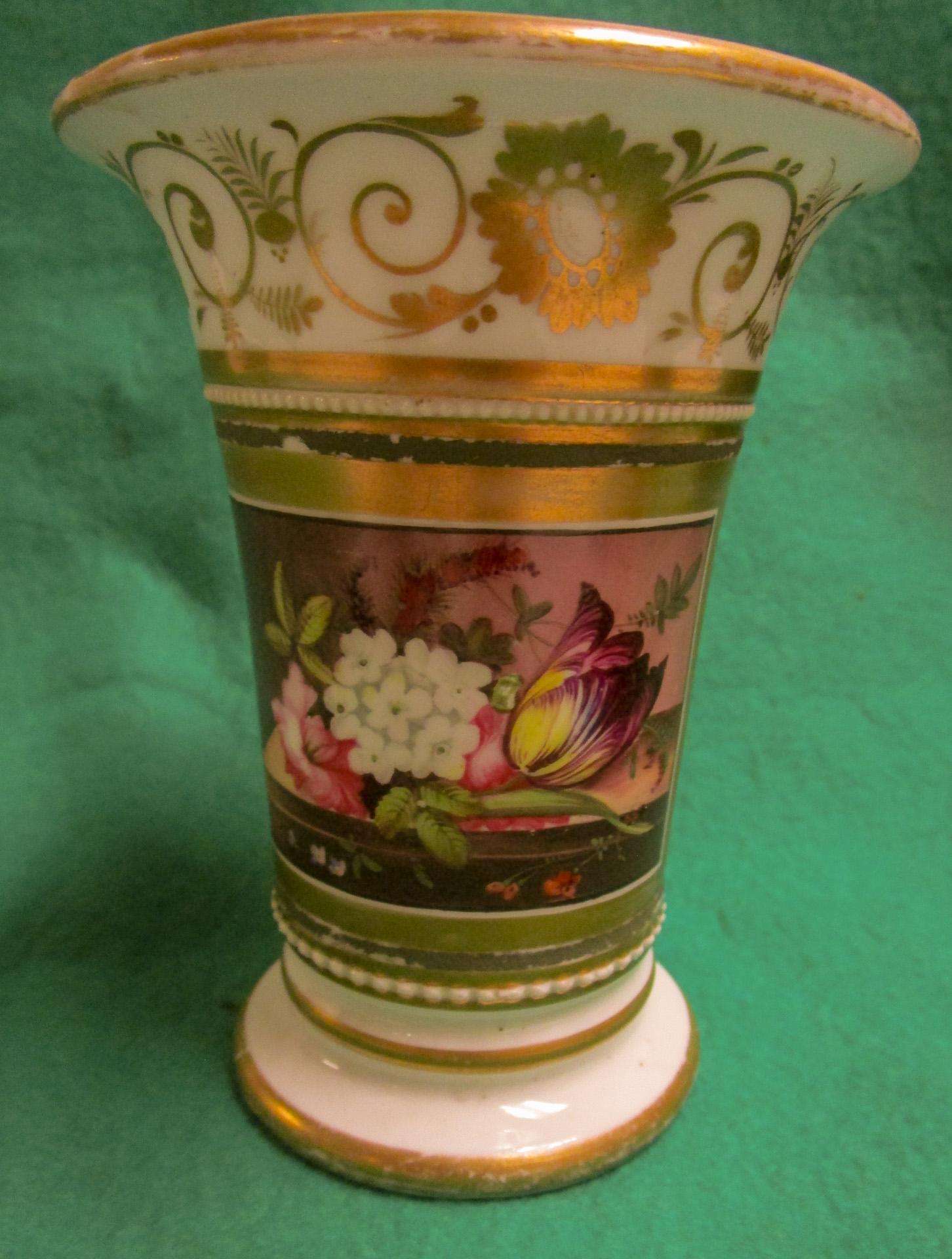 Dieses exquisite, zierliche Paar handbemalter Überlaufvasen aus altem Pariser Porzellan aus der Regency-Periode zeigt zwei getrennte Displays mit zarten Blumen. Eine davon zeigt Frühlings-Nelken, eine rosa Rose, blaue Akelei, Glockenblumen und