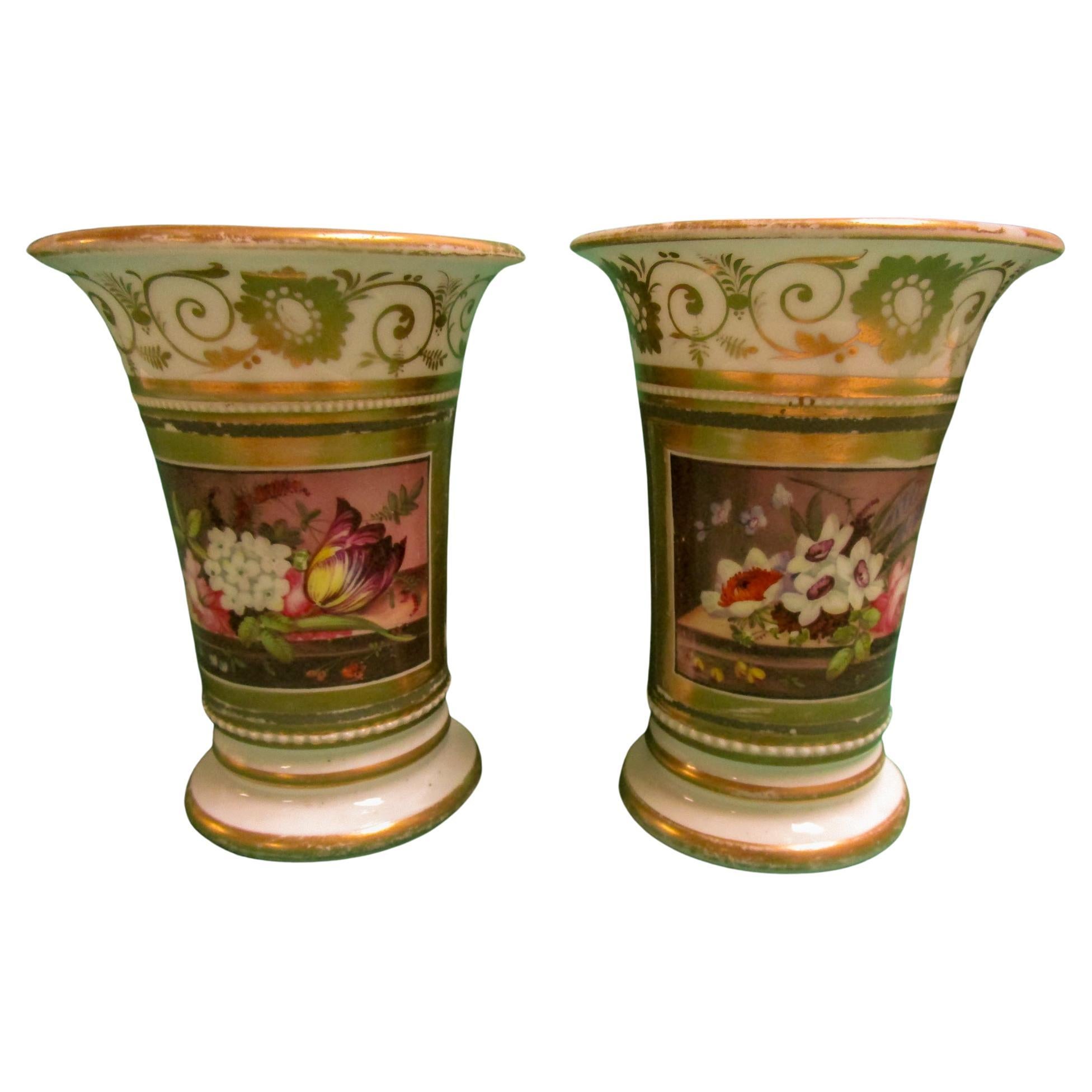 Paire de vases en porcelaine Old Paris d'époque Régence avec motifs botaniques