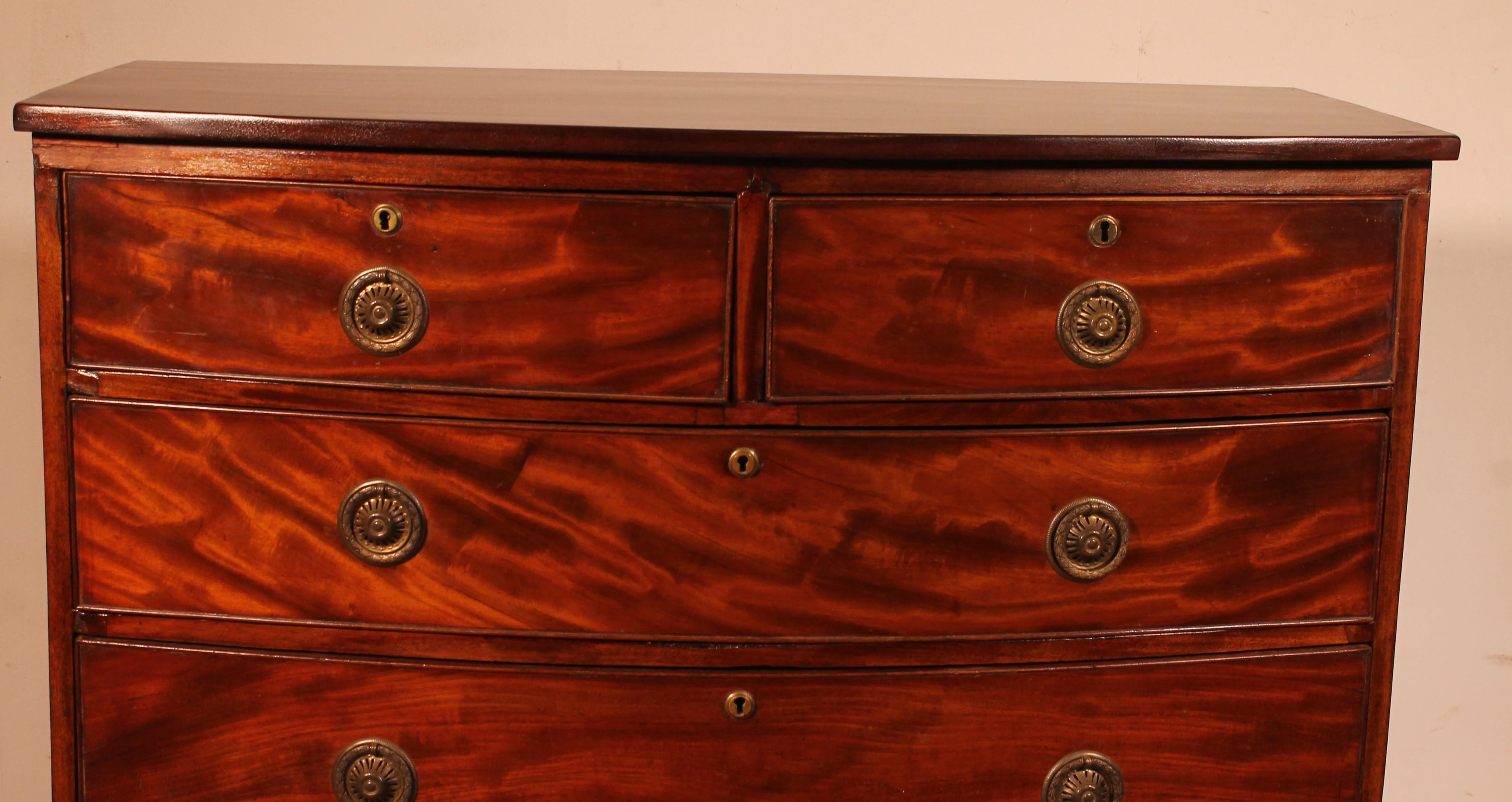 a fine bowfront mahogany chest of drawers from the early 19th century circa 1800 from  England Regency period.
This beautiful commode features five drawers
solid mahogany top with a nice patina 

The interior of the dawers are in oak, a sign of good
