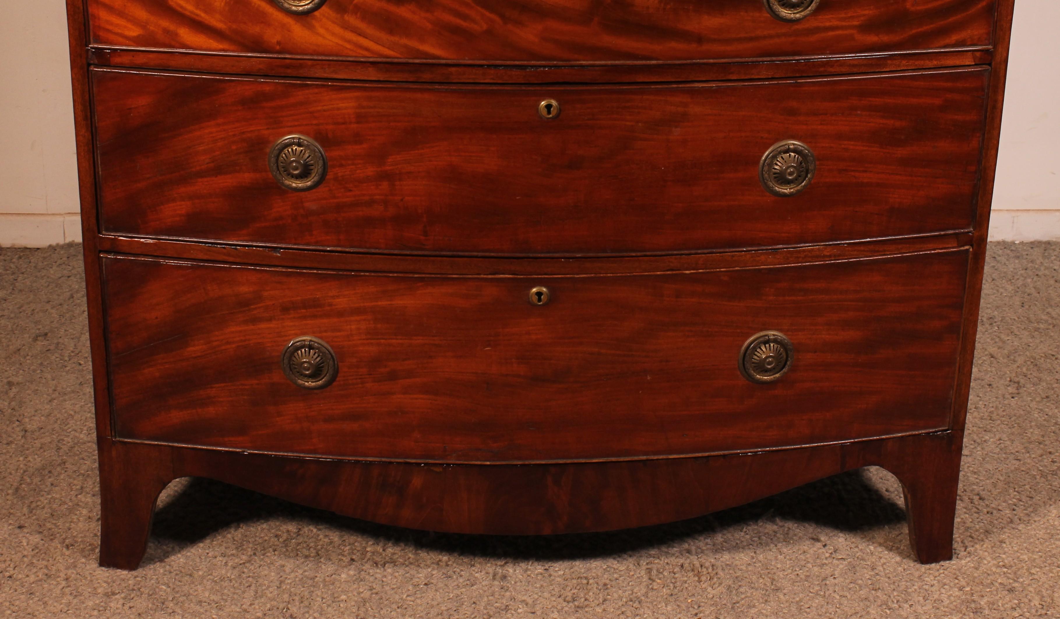 Britannico Regency Period Bowfront Chest Of Drawers In Mahogany in vendita