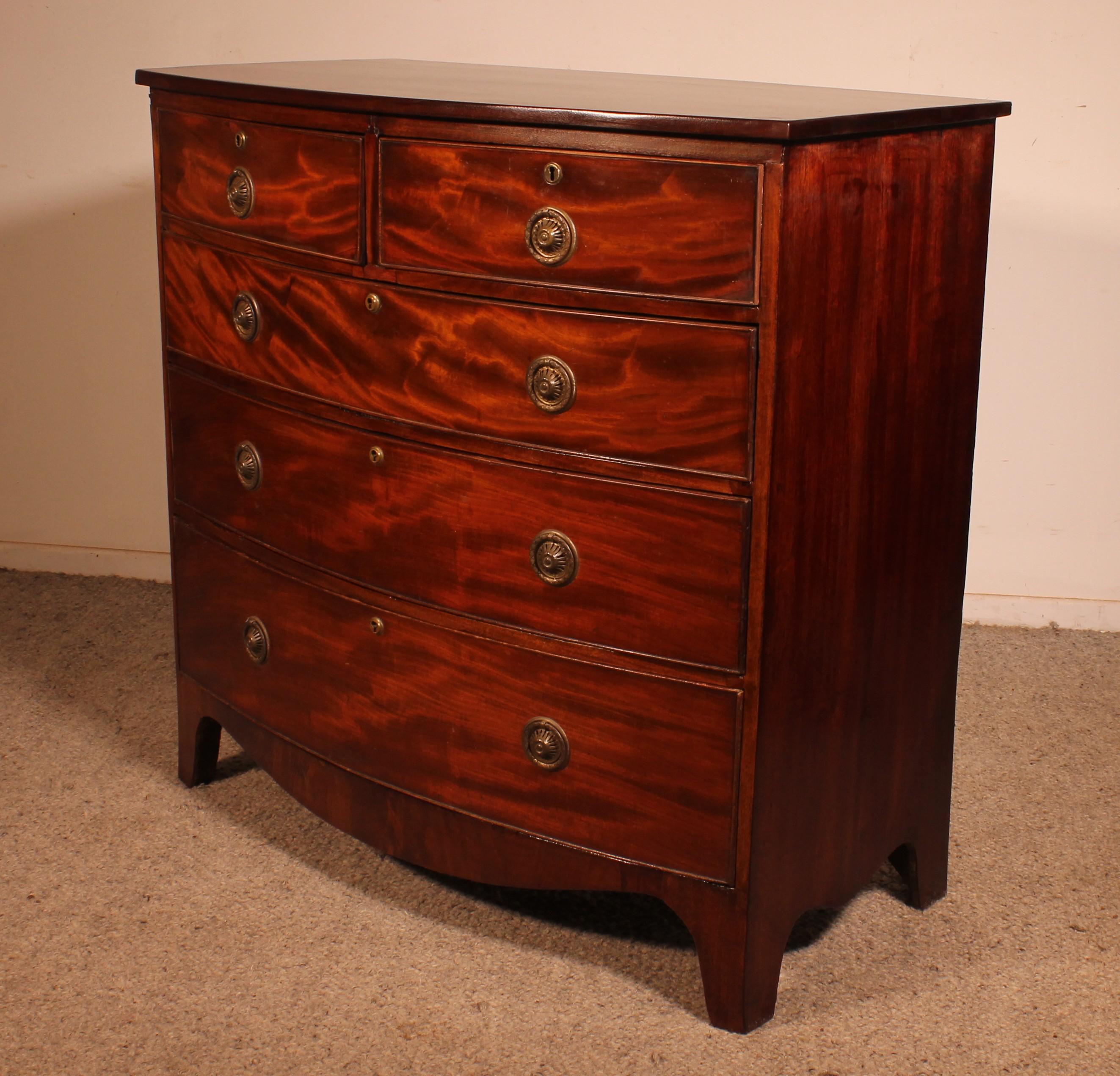 XIX secolo Regency Period Bowfront Chest Of Drawers In Mahogany in vendita