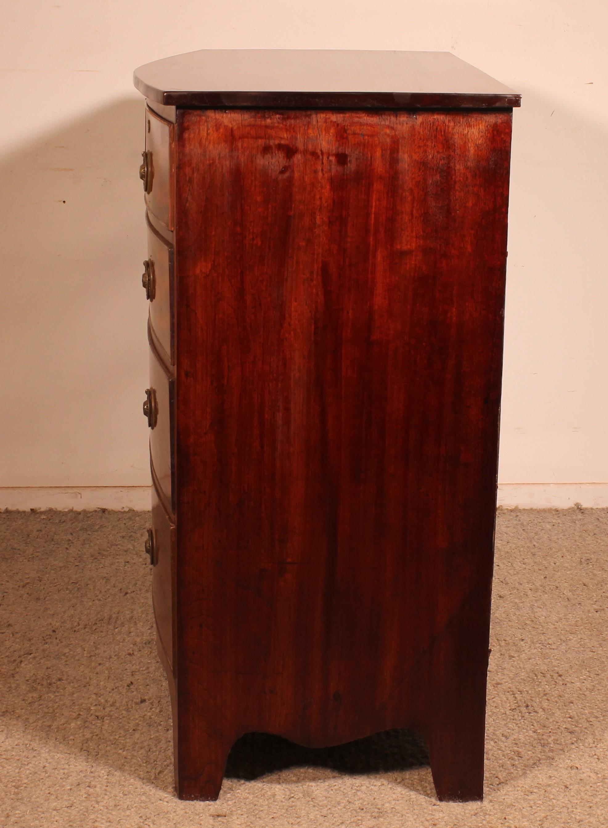 Mogano Regency Period Bowfront Chest Of Drawers In Mahogany in vendita