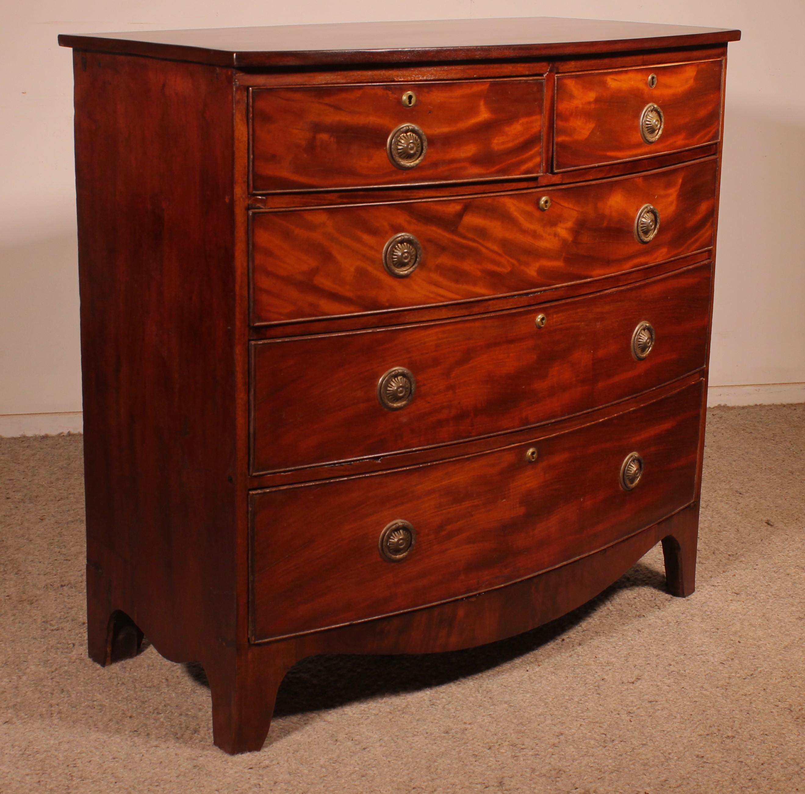 Regency Period Bowfront Chest Of Drawers In Mahogany in vendita 1