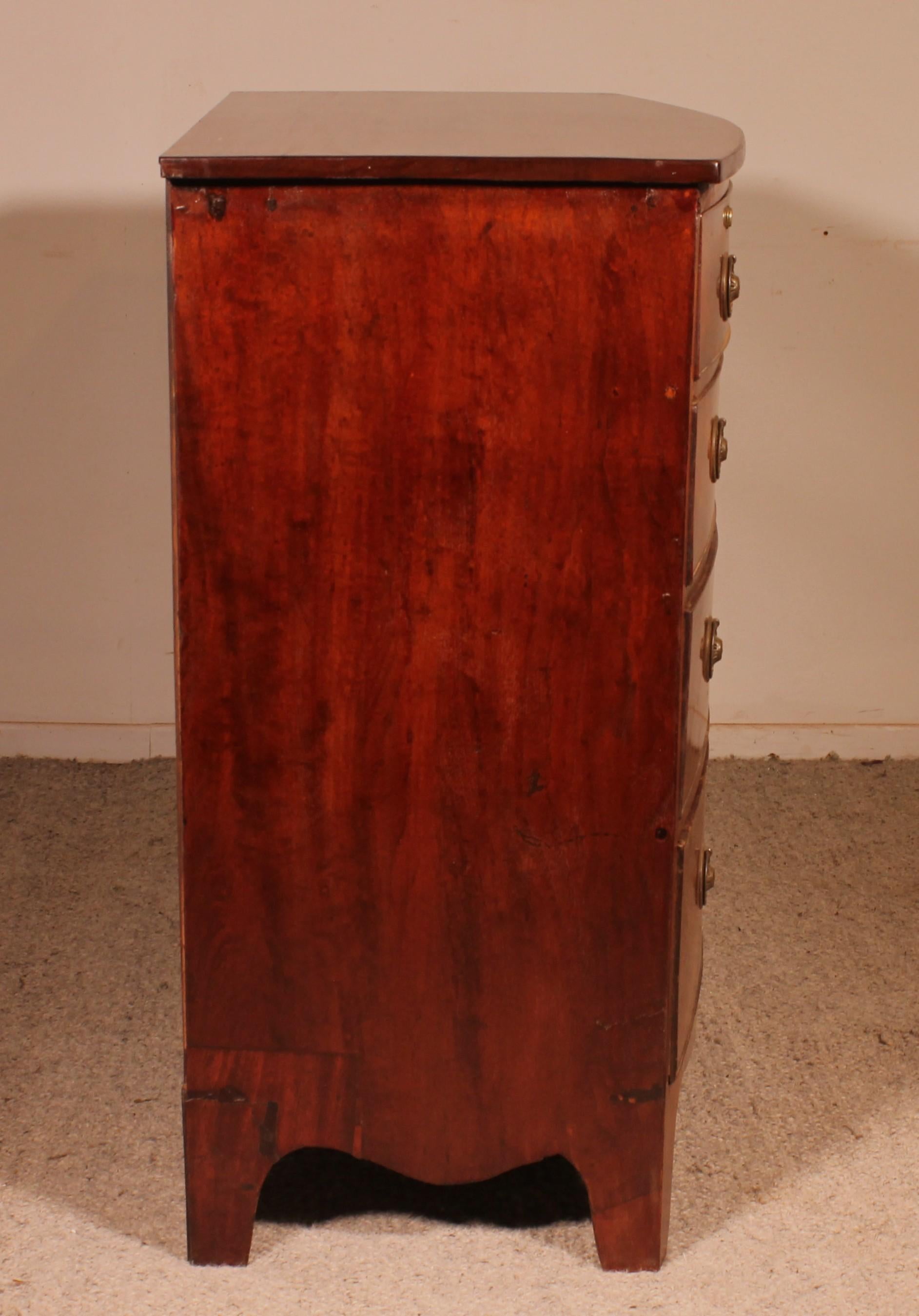 Regency Period Bowfront Chest Of Drawers In Mahogany in vendita 2