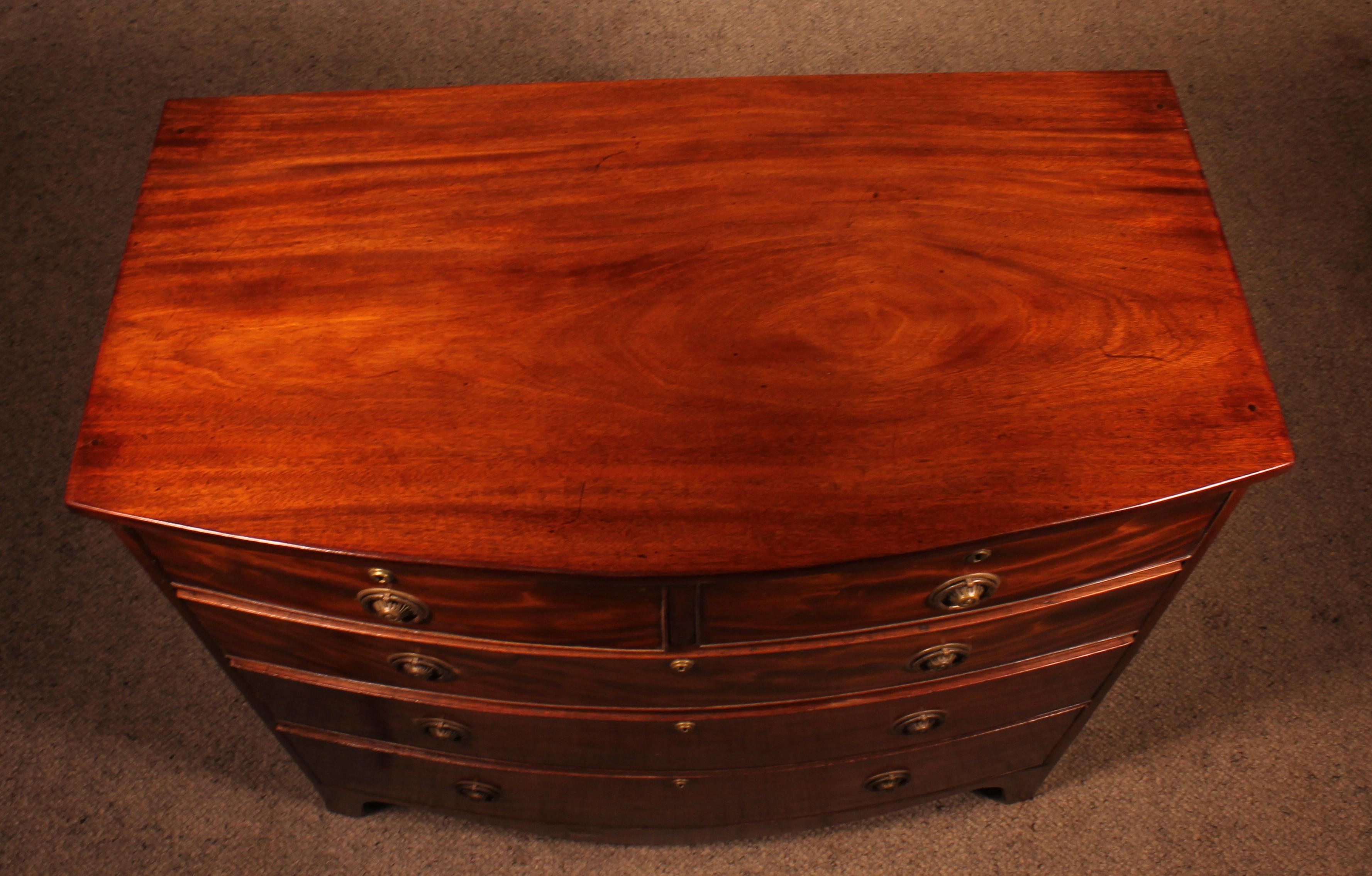 Regency Period Bowfront Chest Of Drawers In Mahogany in vendita 3