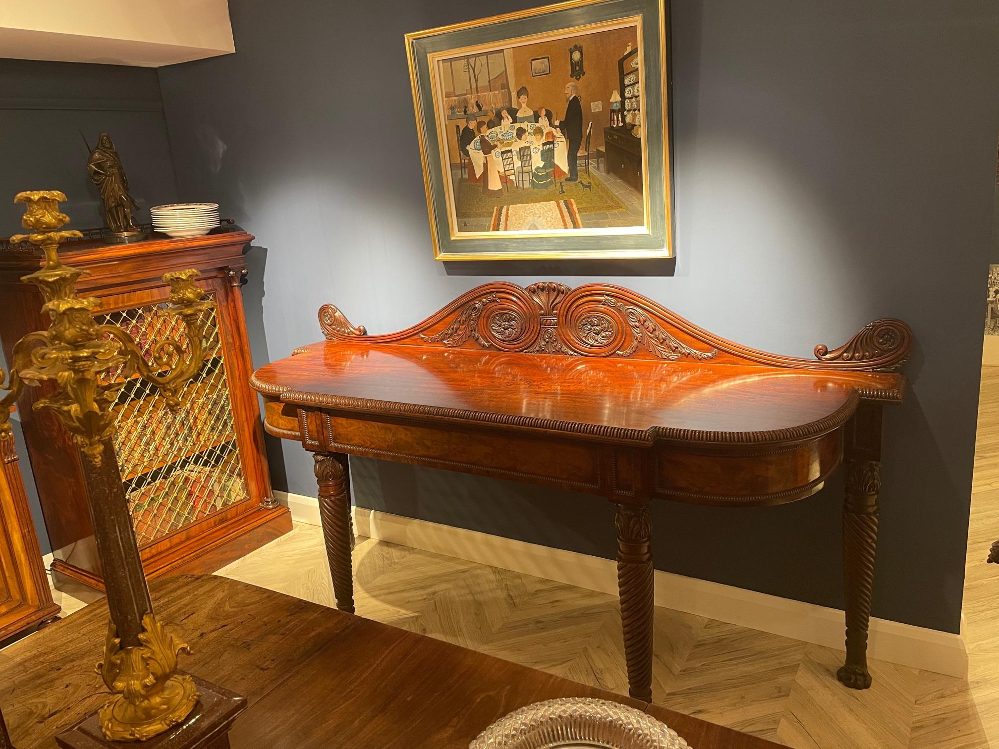 Anglais Table de service en acajou sculpté d'époque Régence en vente