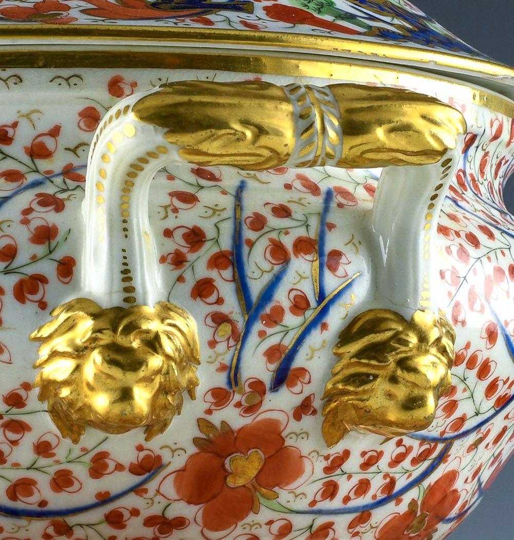 Soupière en porcelaine de Chamberlain Worcester, couvercle et support,
Motif de l'arbre de vie,
Circa 1820.

La soupière, le couvercle et le support en porcelaine Chamberlain Worcester sont peints d'un motif orné et coloré connu sous le nom d'