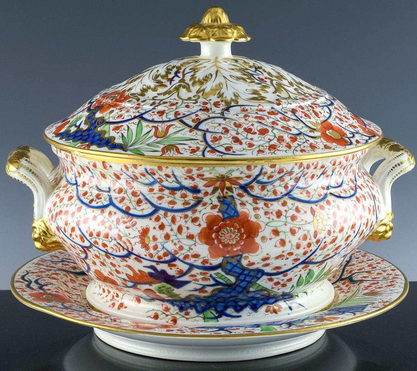 Regency Period Chamberlain Worcester Porcelain Soup Tureen, Cover and Stand In Good Condition For Sale In Downingtown, PA
