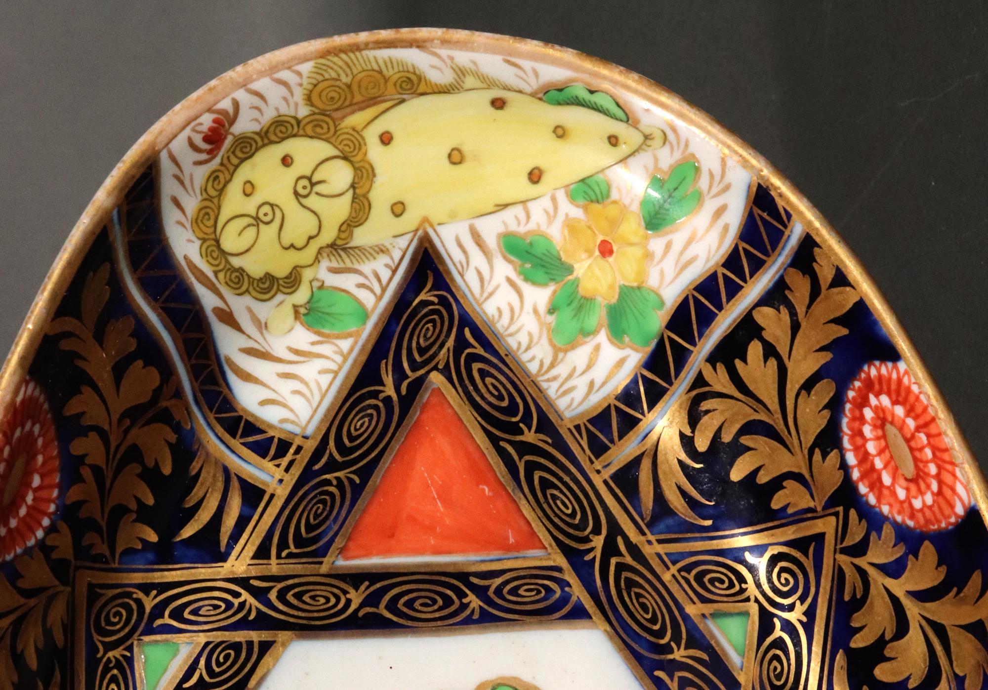 Coalport Porcelain Chinoiserie-Geschirr mit gelbem Drachen und Löwen aus der Regency-Zeit im Zustand „Gut“ im Angebot in Downingtown, PA