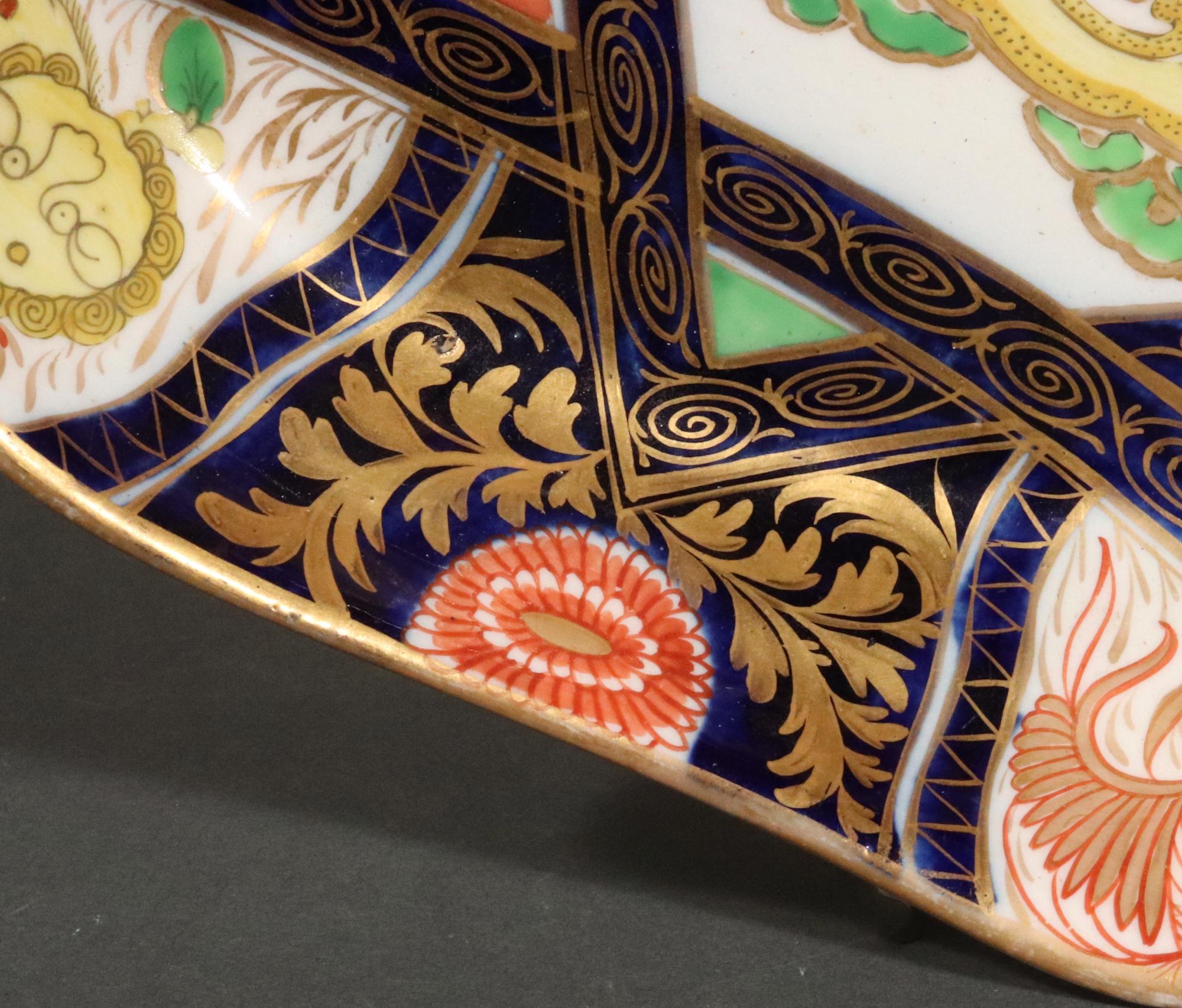 Coalport Porcelain Chinoiserie-Geschirr mit gelbem Drachen und Löwen aus der Regency-Zeit (Frühes 19. Jahrhundert) im Angebot