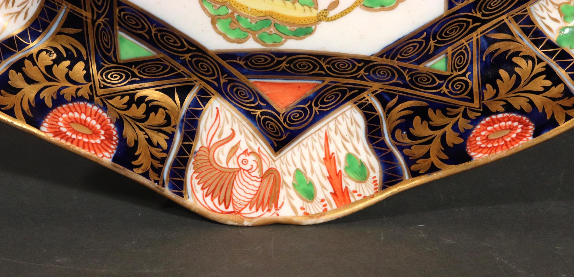 Coalport Porcelain Chinoiserie-Geschirr mit gelbem Drachen und Löwen aus der Regency-Zeit (Porzellan) im Angebot