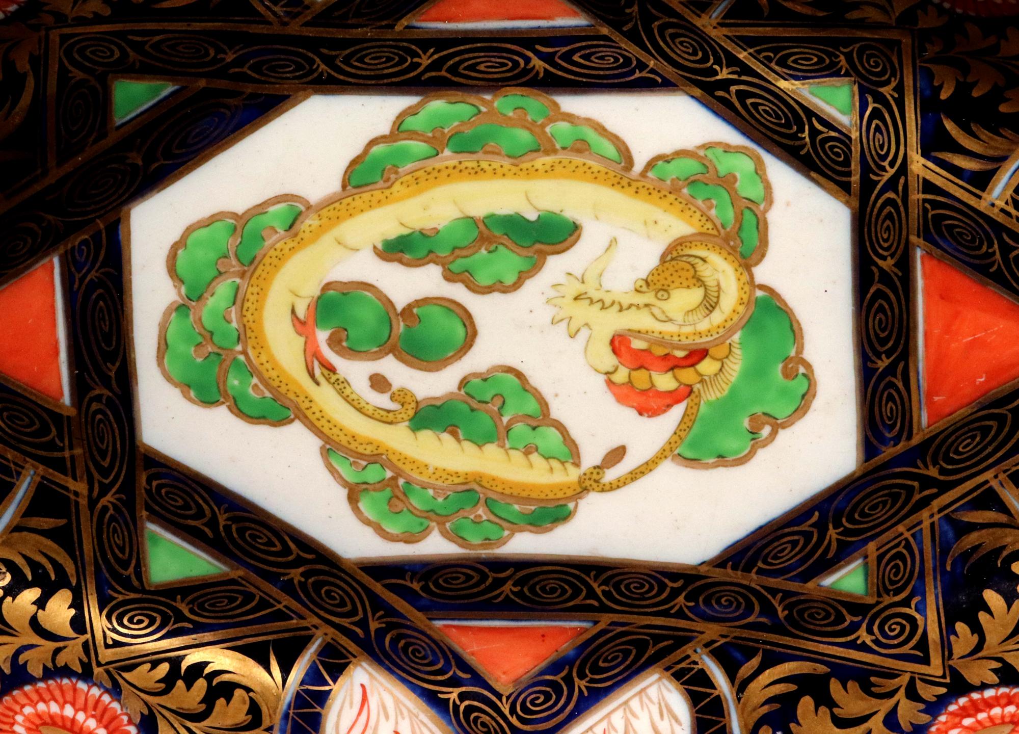 Coalport Porcelain Chinoiserie-Geschirr mit gelbem Drachen und Löwen aus der Regency-Zeit im Angebot 1