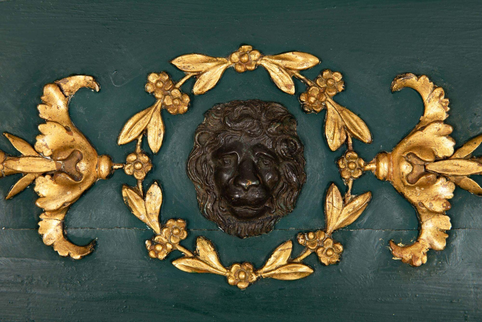 Miroir d'embarcadère doré d'époque Régence avec masque de lion, début du 19ème siècle Bon état - En vente à Shippensburg, PA