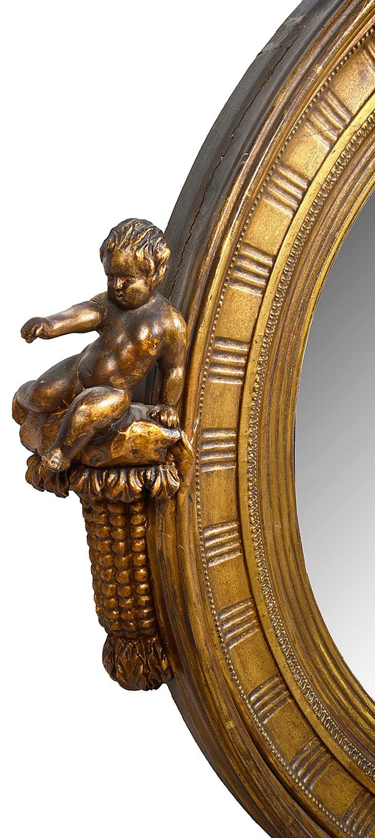 Sculpté à la main Miroir convexe en bois doré d'époque Régence. en vente