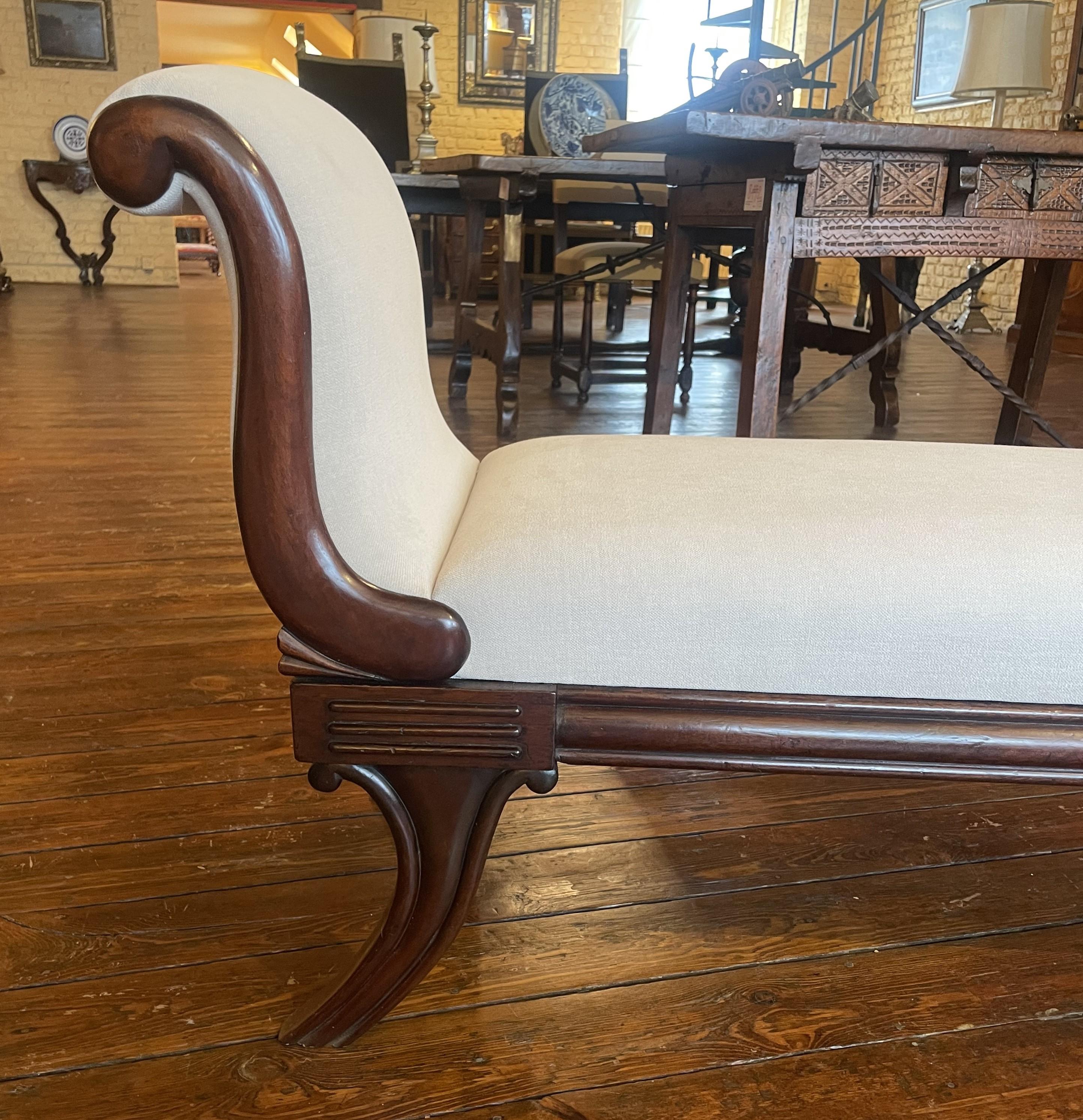 exceptionnelle banquette en acajou d'époque Regency du début du 19ème siècle circa 1820

banc rare par sa forme qui est superbe et son époque. On ne les voit que dans de très belles décorations

très beau travail sur la base en acajou massif qui