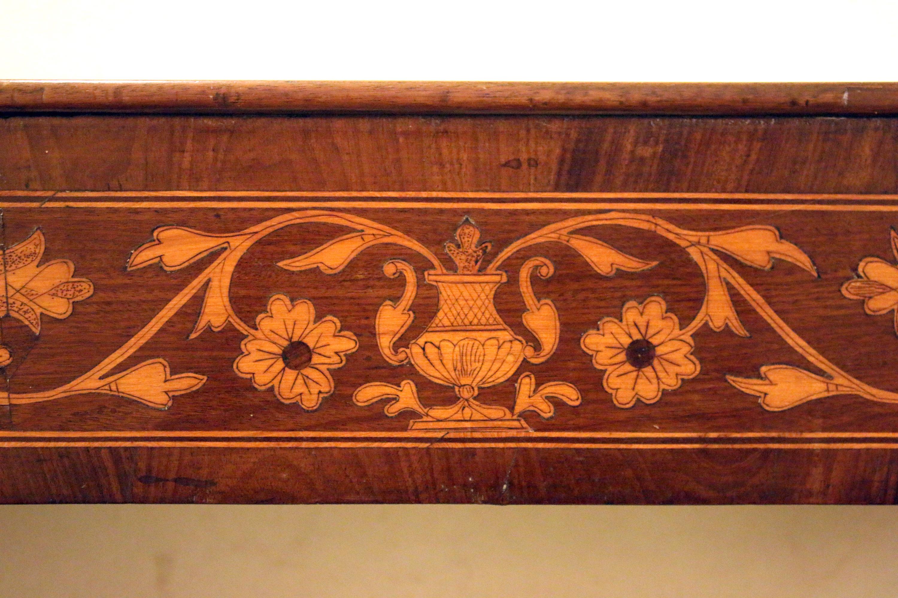 Schöner englischer Regency-Konsolentisch aus dem 19. Jahrhundert aus Mahagoni mit einem Fries aus Satinholz. Die komplizierten Intarsien, die Serpentinen, die Messingbeschläge und die dekorativen ebonisierten Säulen tragen zur Schönheit dieses