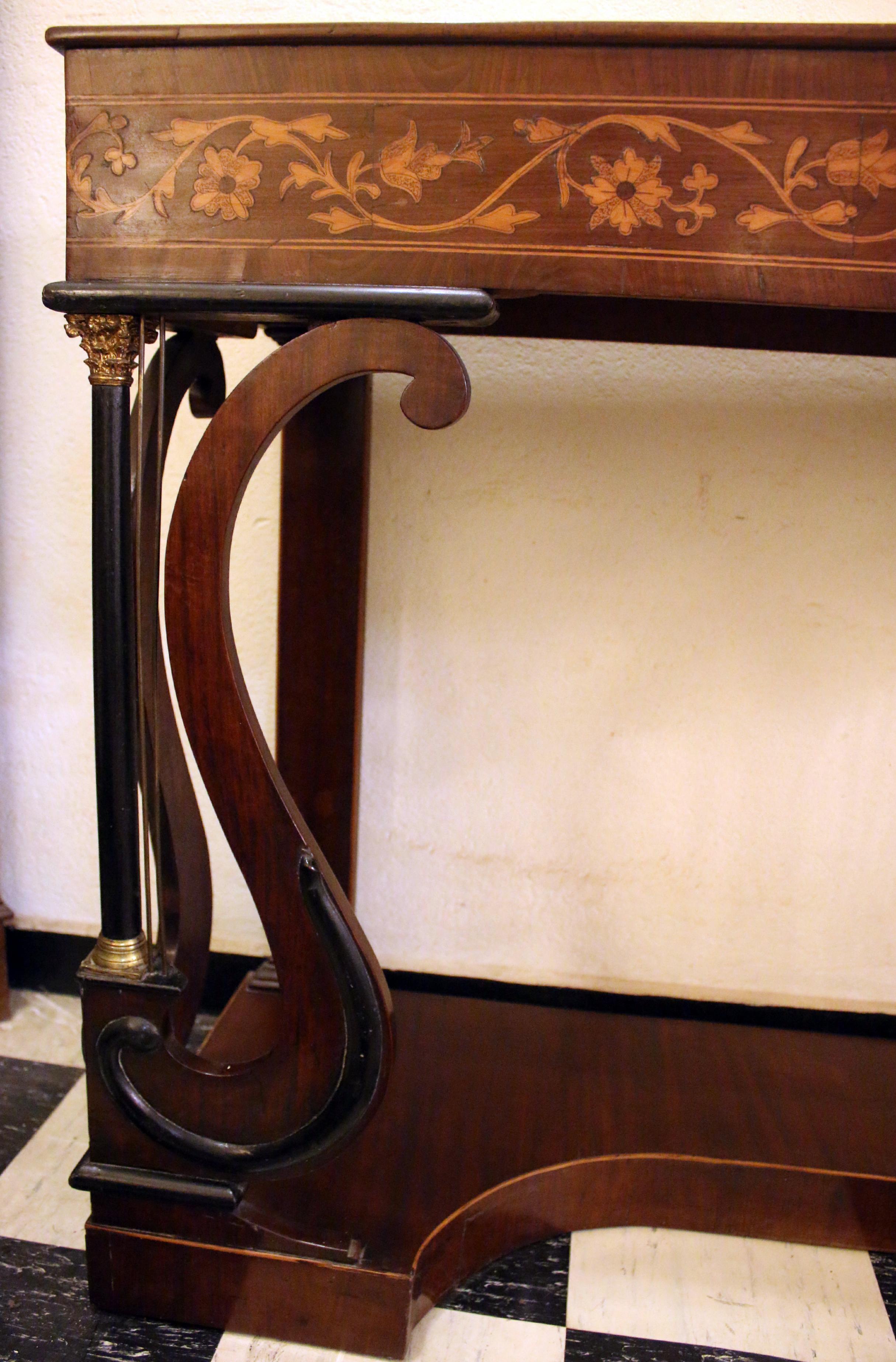 Regency Table console en acajou de la période Régence avec marqueterie en bois de satin en vente