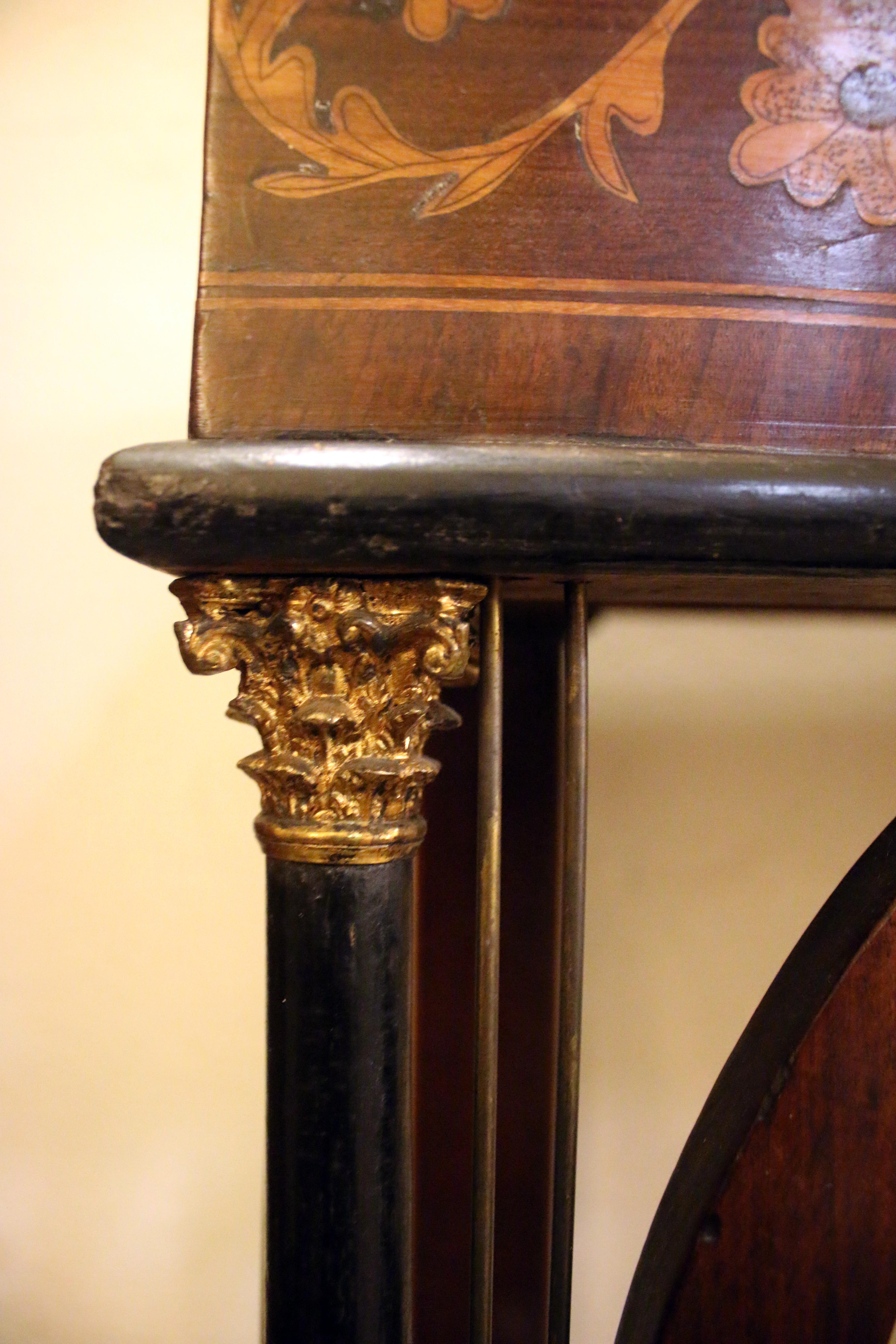 Incrusté Table console en acajou de la période Régence avec marqueterie en bois de satin en vente